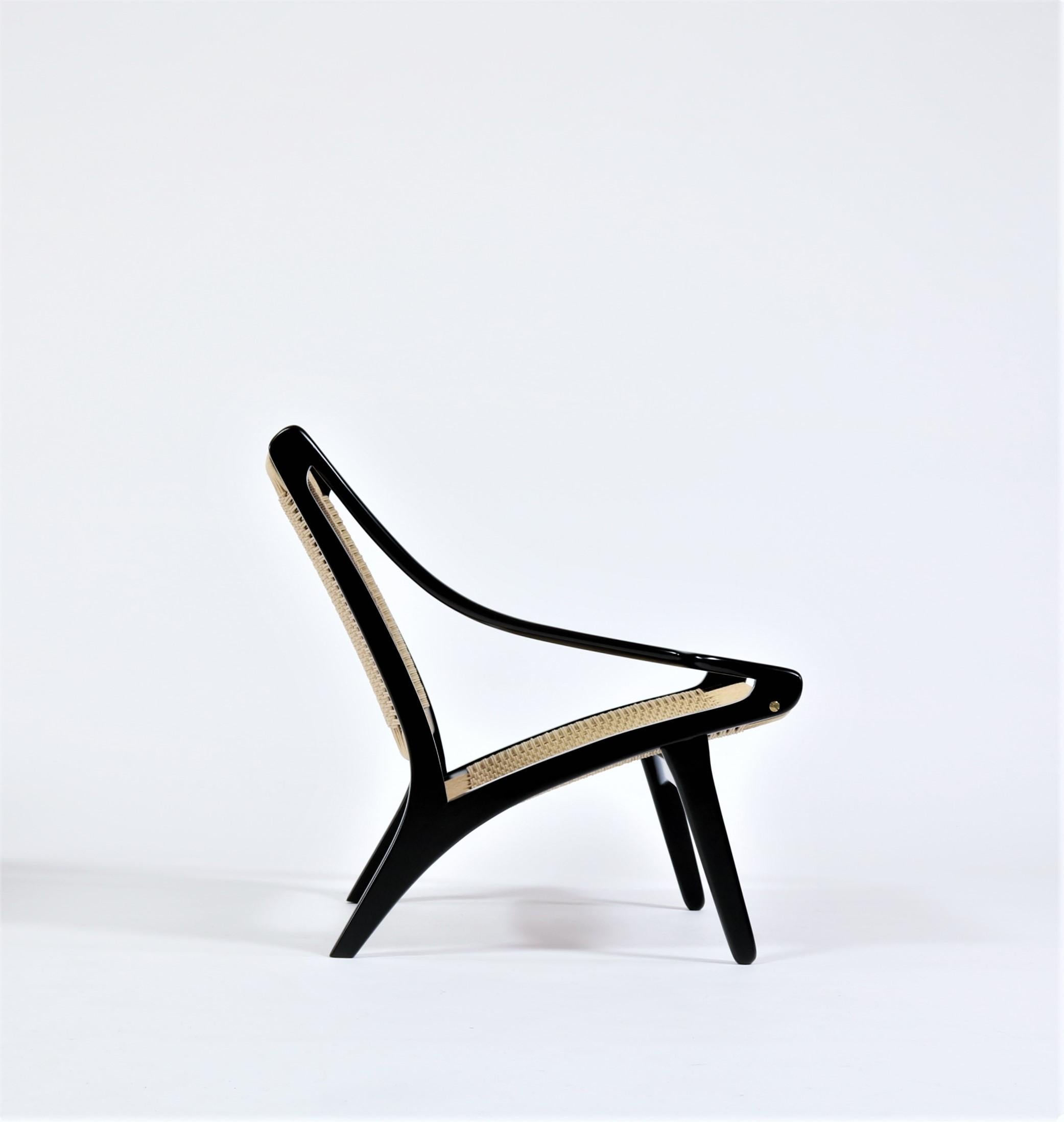 Rare et importante chaise longue des années 1950 en hêtre laqué et corde de papier du designer danois Illum Wikkelsø. Cette superbe chaise a été fabriquée chez l'ébéniste N. Eilersen au début des années 1950 pour une très courte période. Ce
