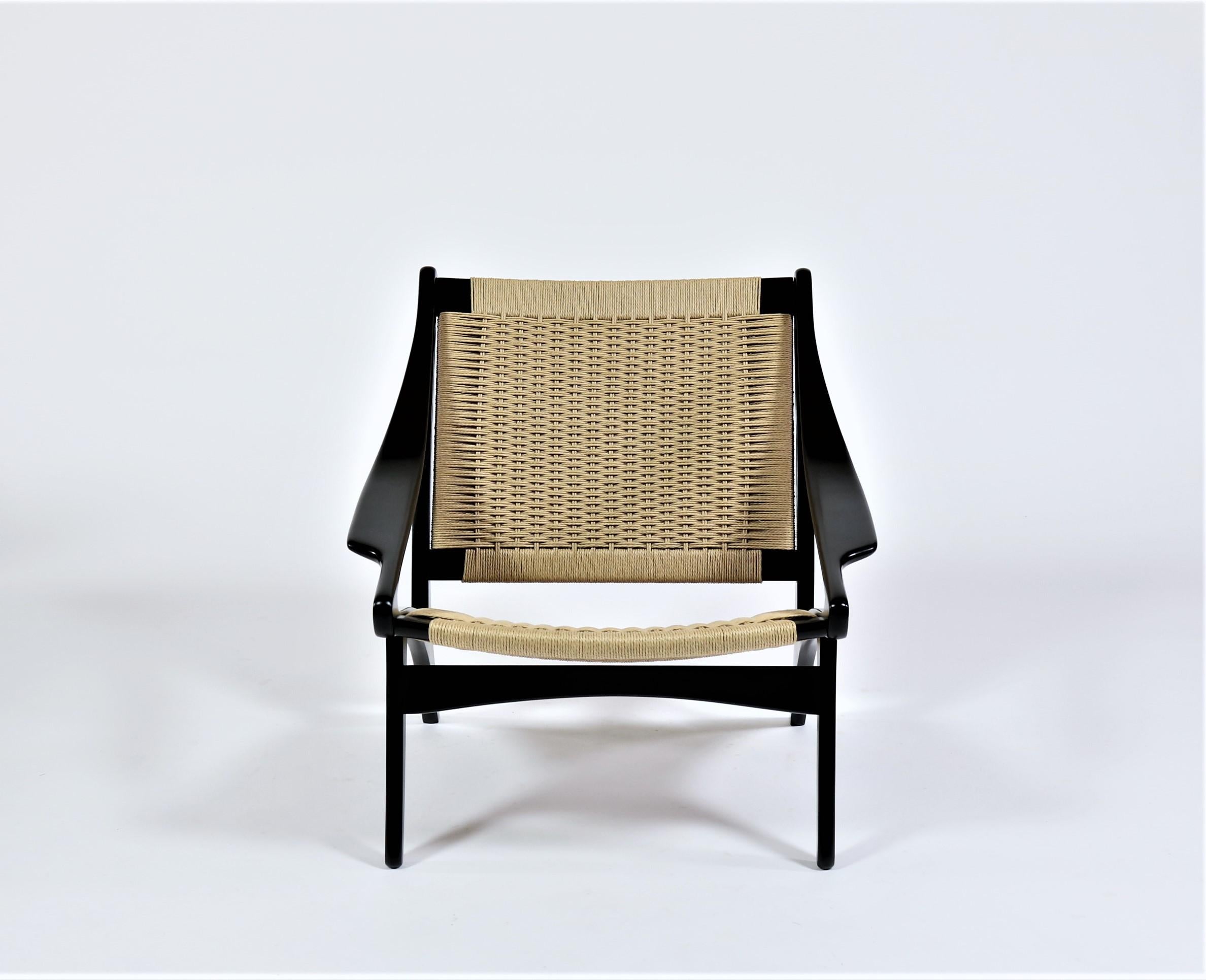 Danois Chaise moderne danoise en hêtre laqué noir et chaise longue par Illum Wikkelsø, années 1950 en vente