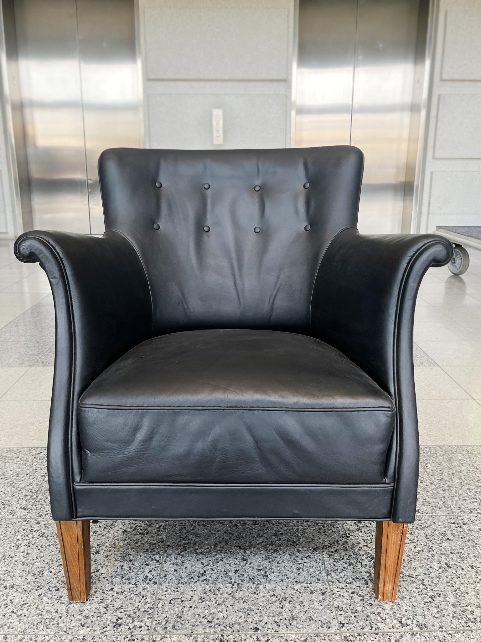 Danois Fauteuil moderne danois en cuir noir de Frits Henningsen en vente