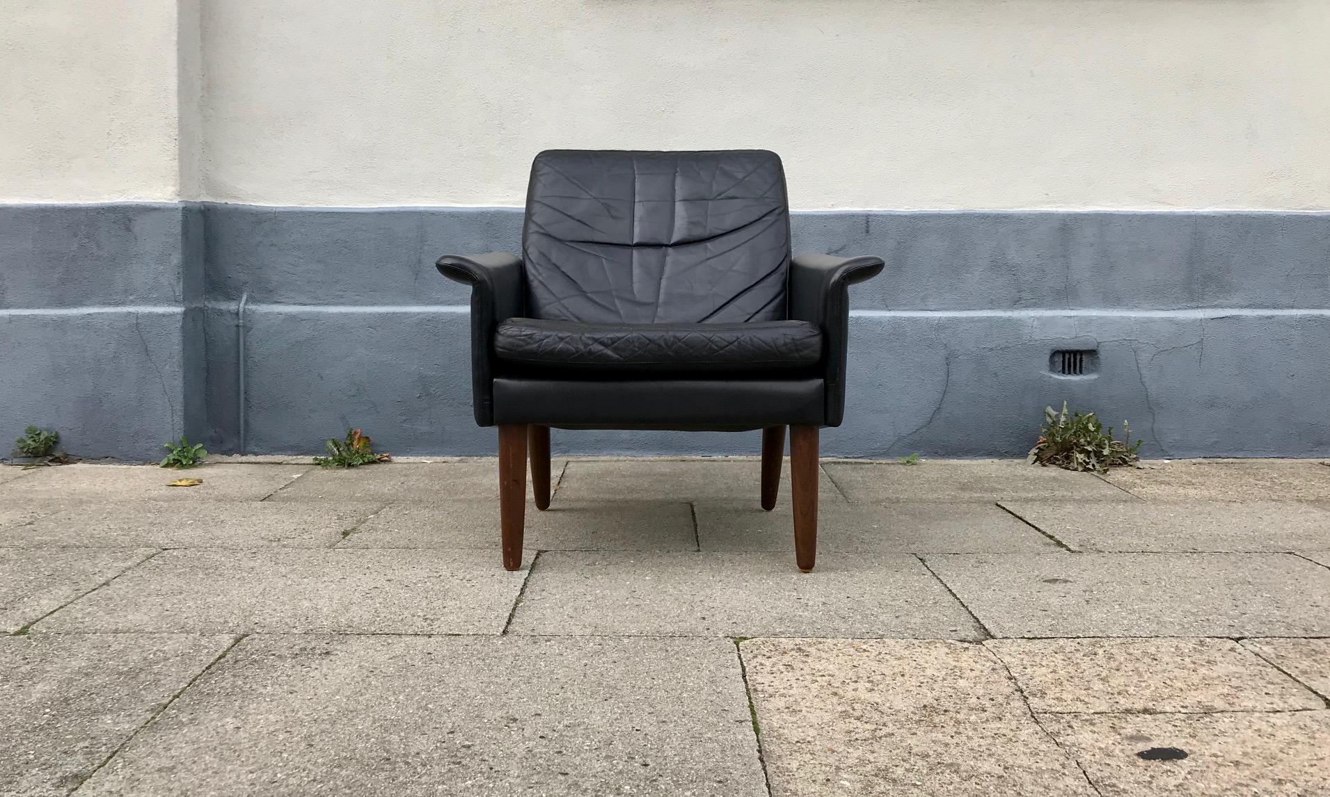 Danish Modern Black Leather Lounge Chair by Hans Olsen for CS Mobelfabrik, 1960s For Sale 3