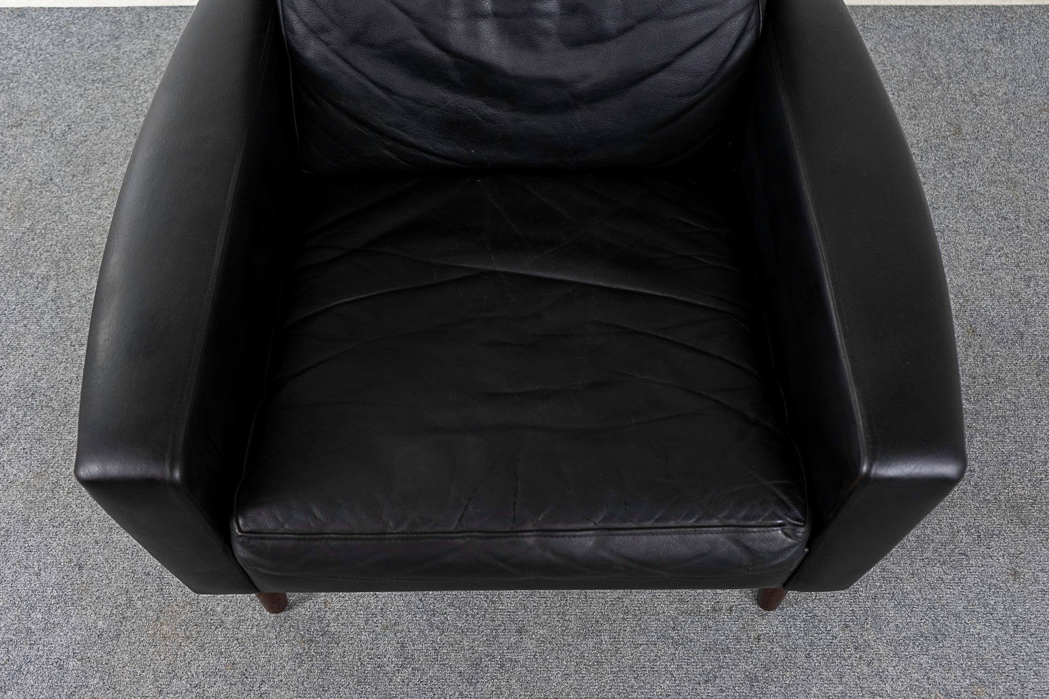 Danish Modern Black Leather Lounge Chair In Good Condition For Sale In VANCOUVER, CA