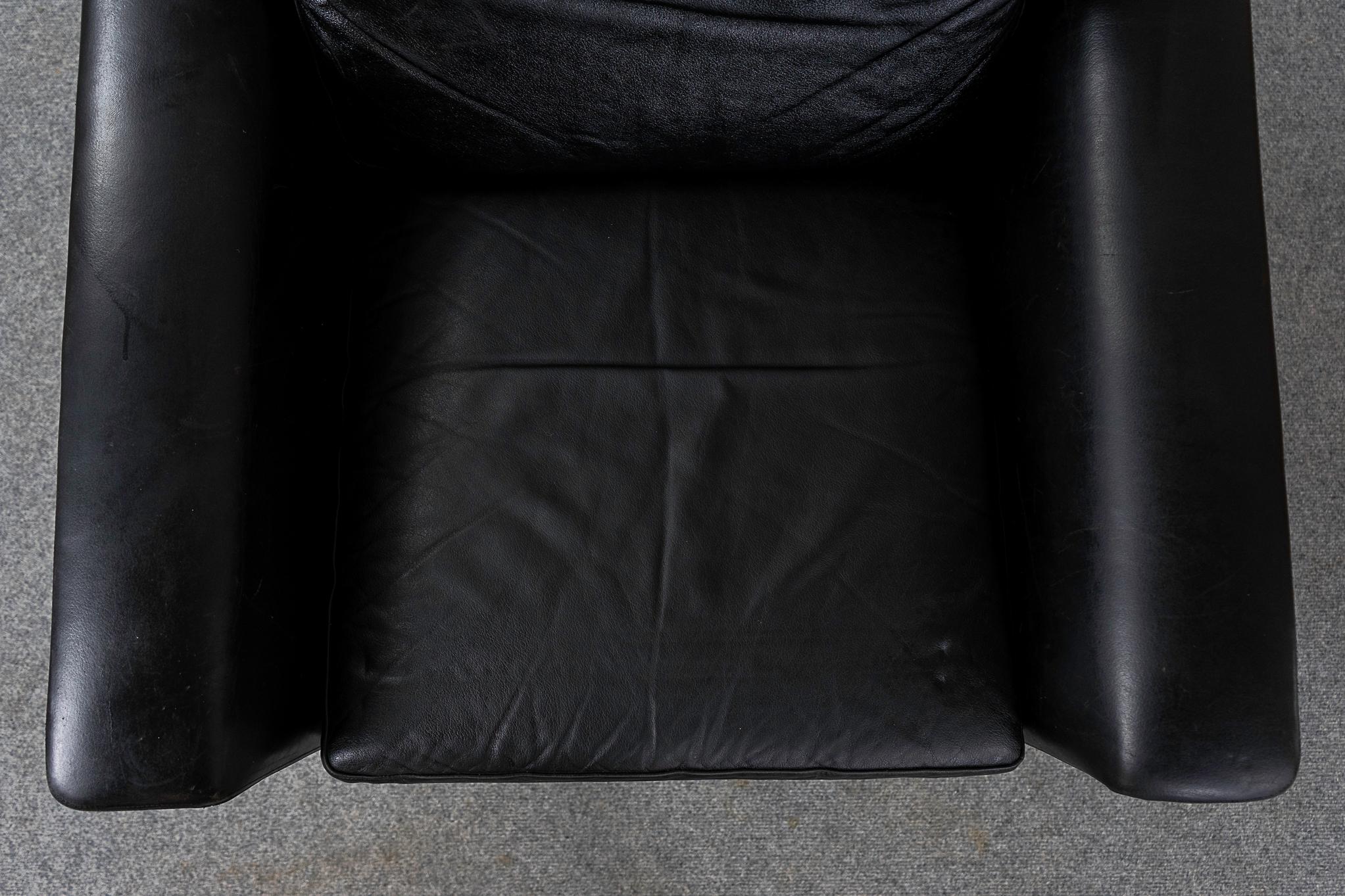 Danish Modern Black Leather Lounge Chair In Good Condition For Sale In VANCOUVER, CA