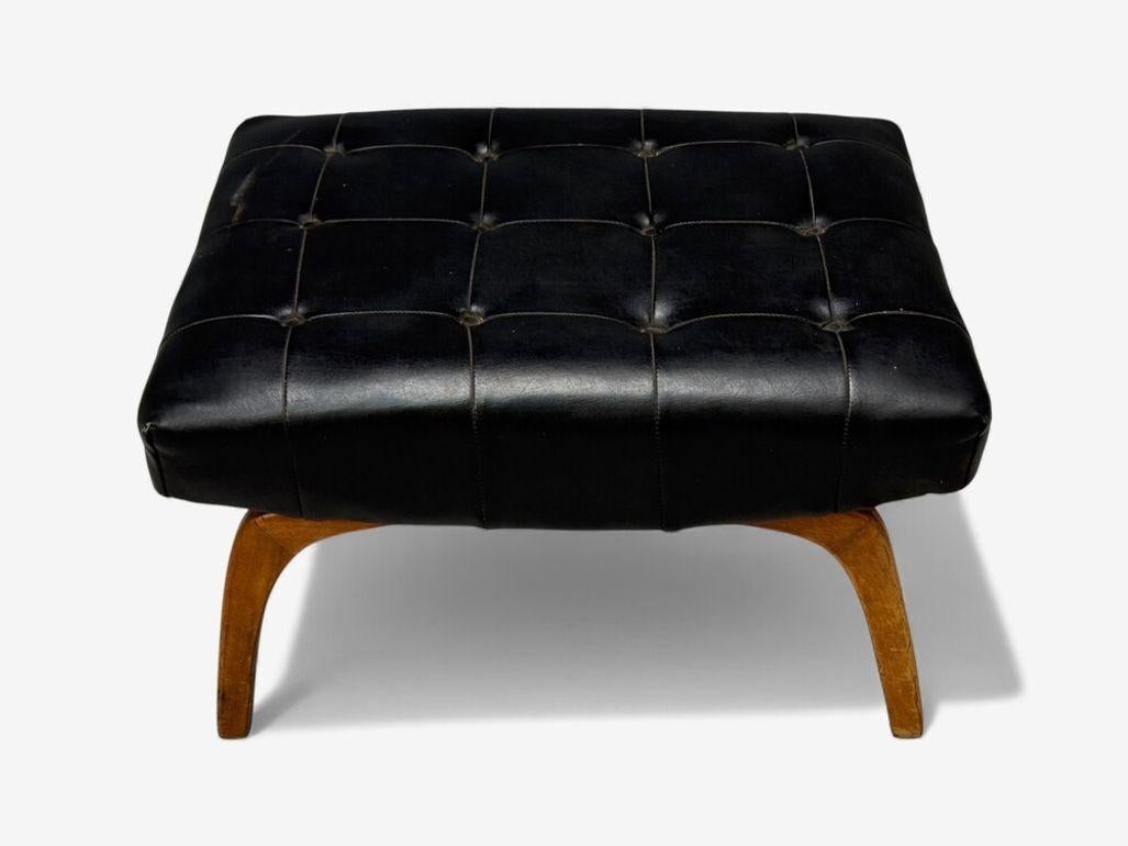 Danish Modern, Black Leatherette, Stained Wood, Footstool, Denmark, 1950s en Bueno estado para la venta en Manhasset, NY