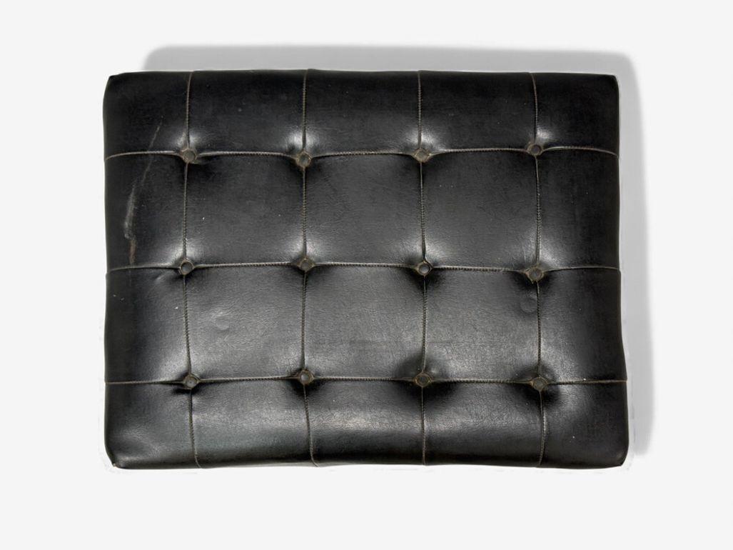 Danish Modern, Black Leatherette, Stained Wood, Footstool, Denmark, 1950s mediados del siglo XX en venta