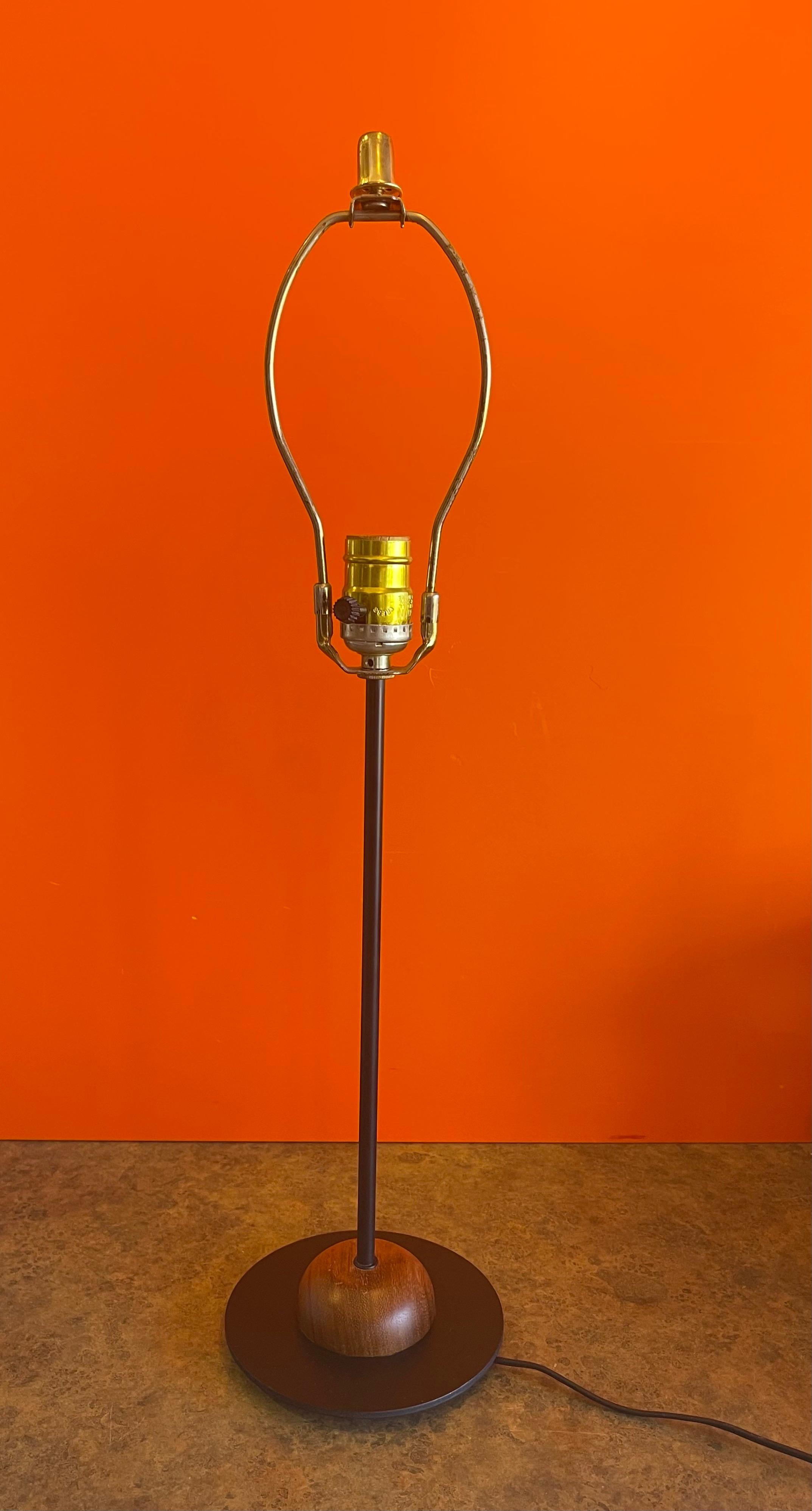Magnifique lampe de table moderne danoise en métal noir et teck, vers les années 1980. La base en teck de la lampe mesure 6