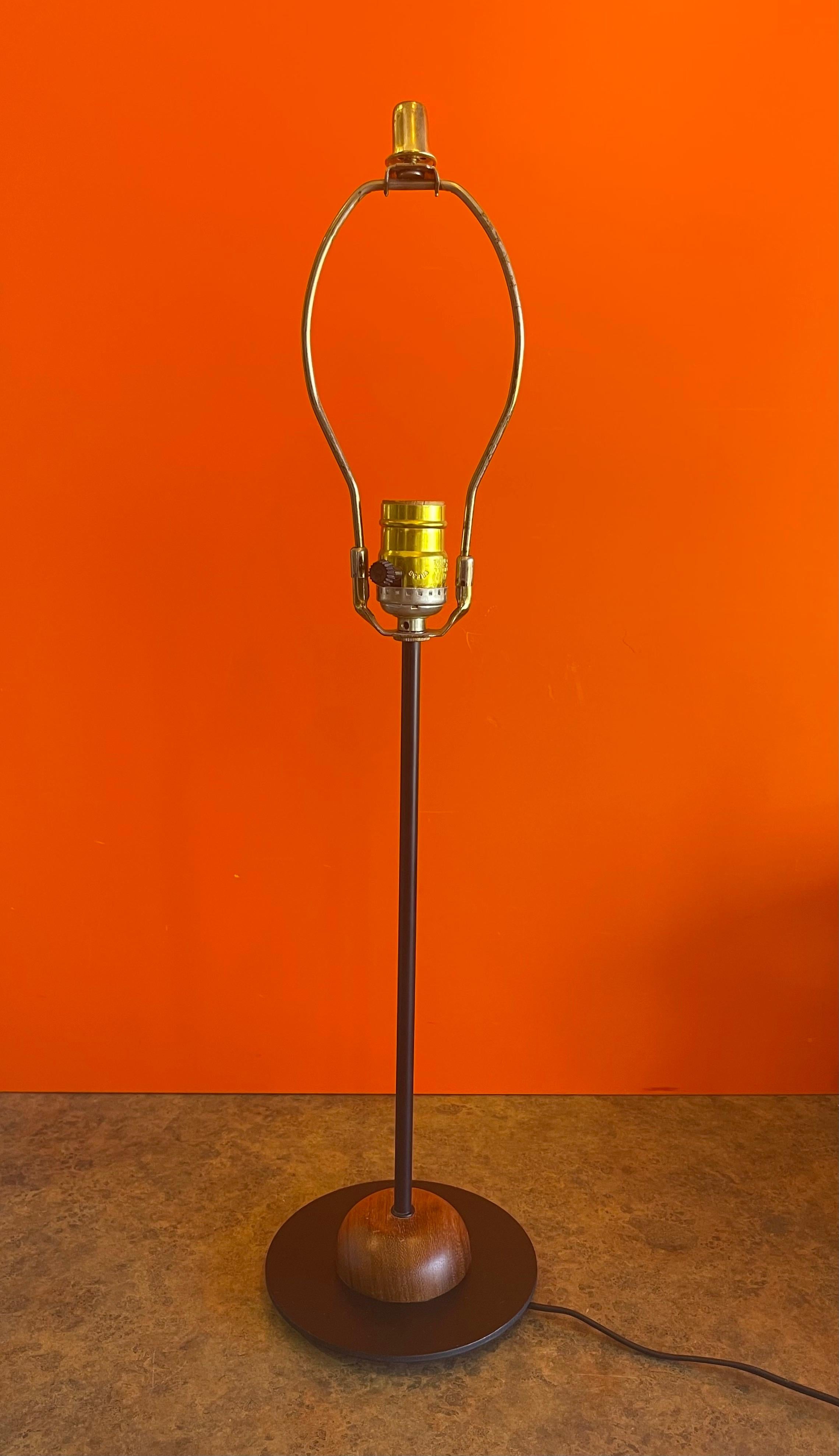 Scandinave moderne Lampe de table danoise moderne en métal noir et teck en vente