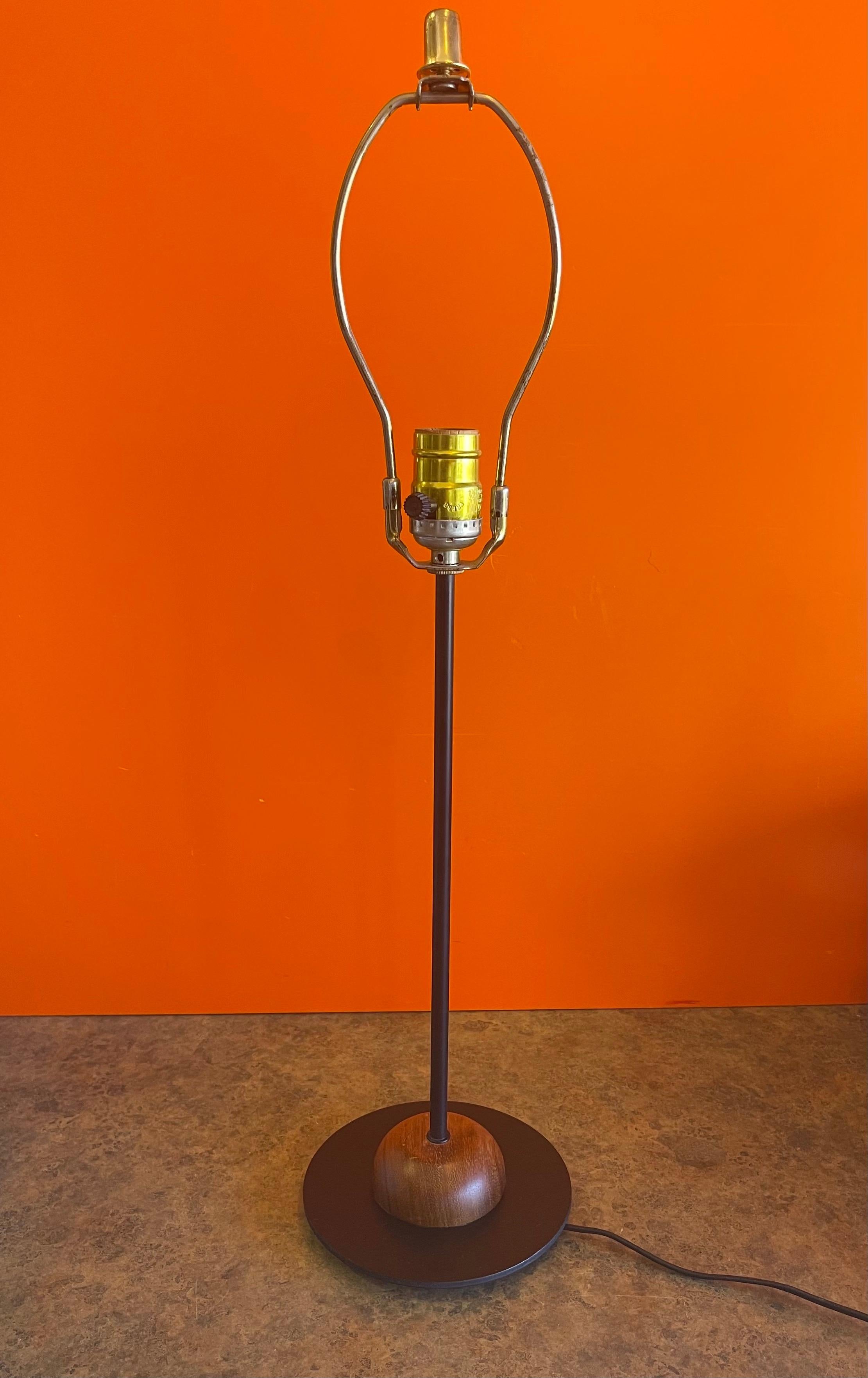 Danish Modern Black Metal & Teak Table Lamp In Good Condition For Sale In San Diego, CA