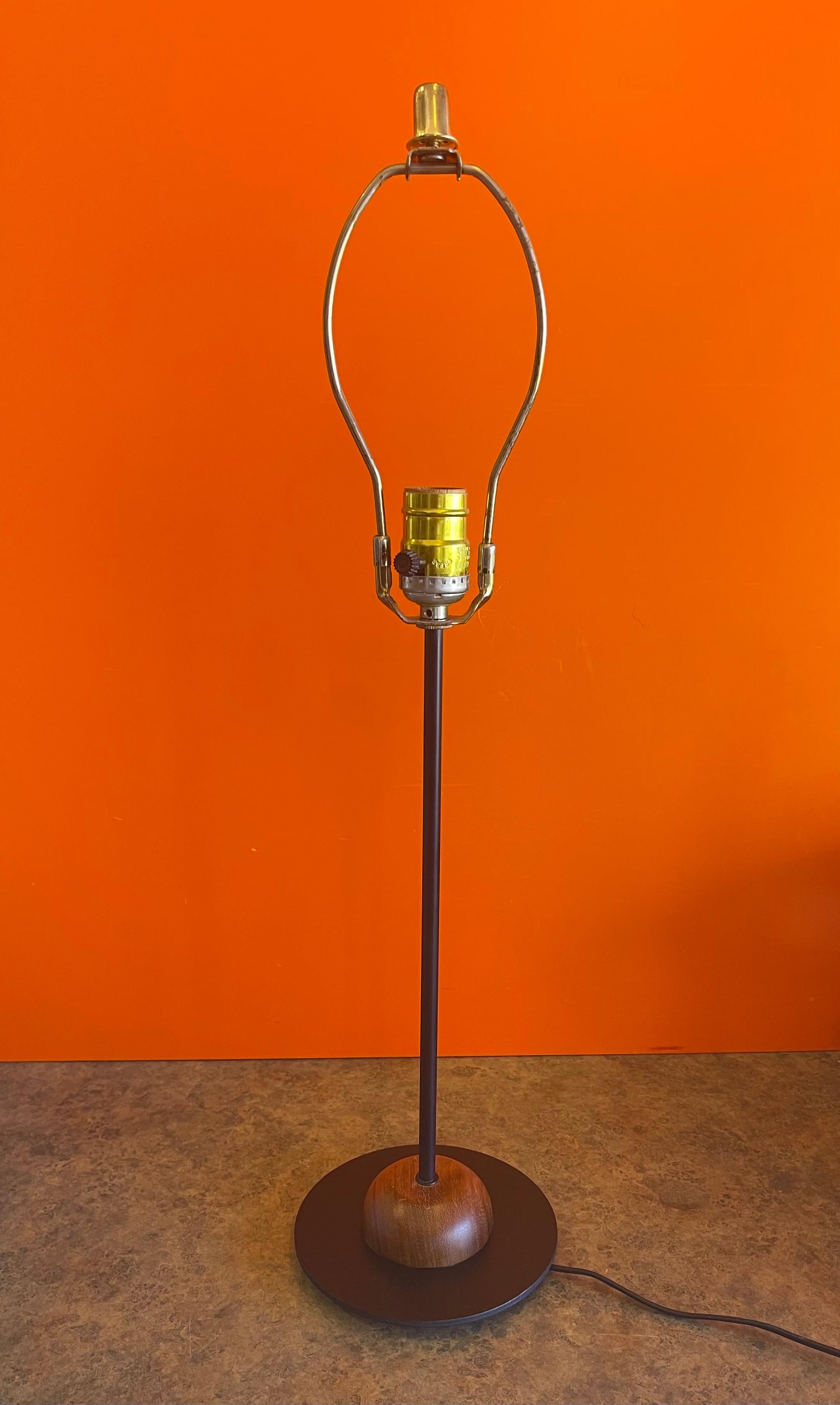 Lampe de table danoise moderne en métal noir et teck Bon état - En vente à San Diego, CA