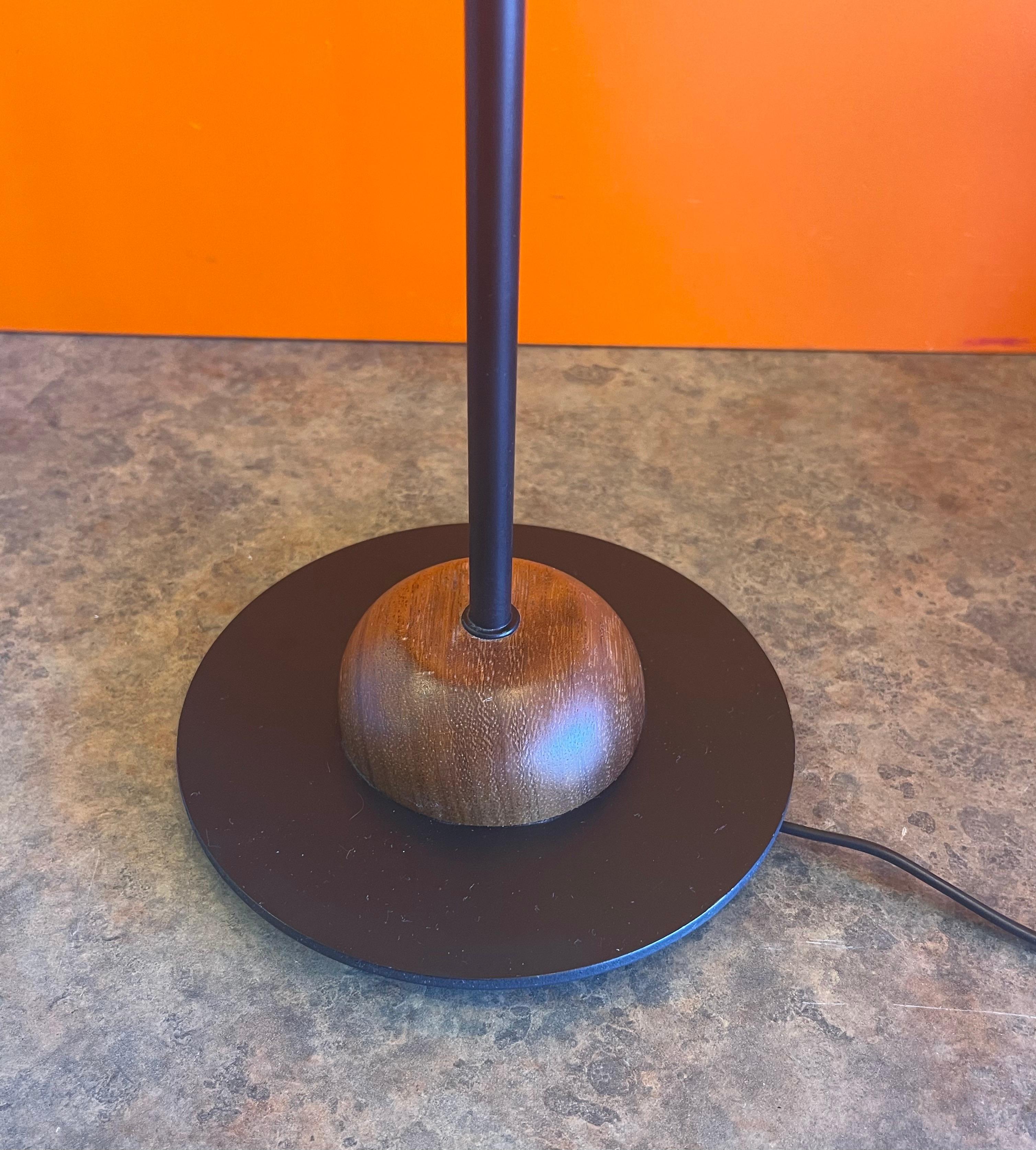 Métal Lampe de table danoise moderne en métal noir et teck en vente