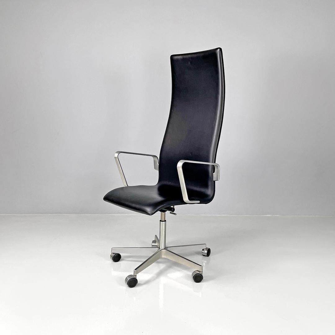 Danish modern black office chair Oxford by Arne Jacobsen for Fritz Hansen, 2004
Office chair mod. Oxford on wheels. The seat and backrest are covered in black leather, the backrest is high and with curved profiles. The structure is in aluminium,
