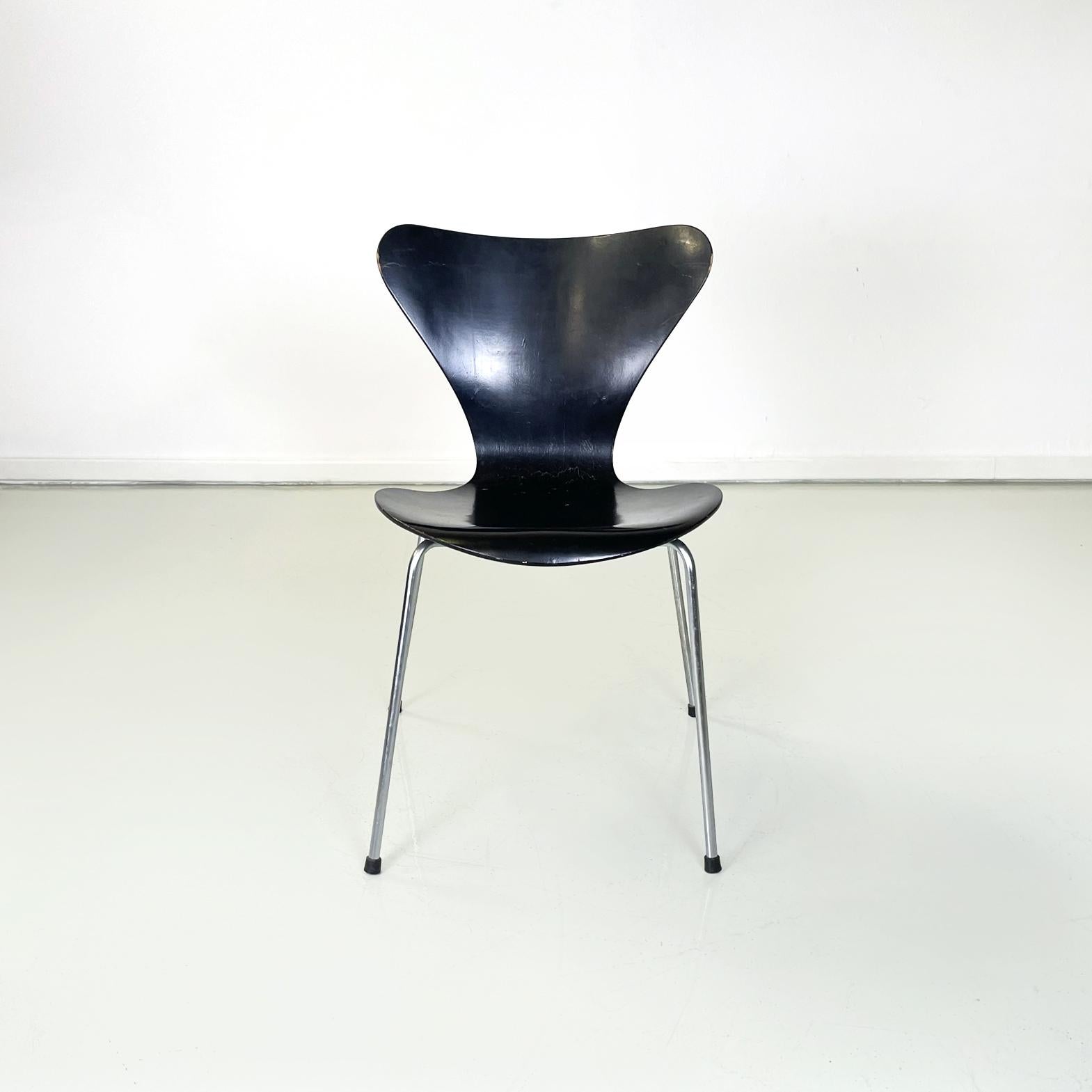 Danish modern Black wood Chairs 7 Series by Jacobsen for Fritz Hansen, 1970s
Set of 4 danish chairs mod. 0465 or 7 Series in black painted wood. The legs are in steel with black rubber feet.
They are produced by Fritz Hansen in 1970s and designed by
