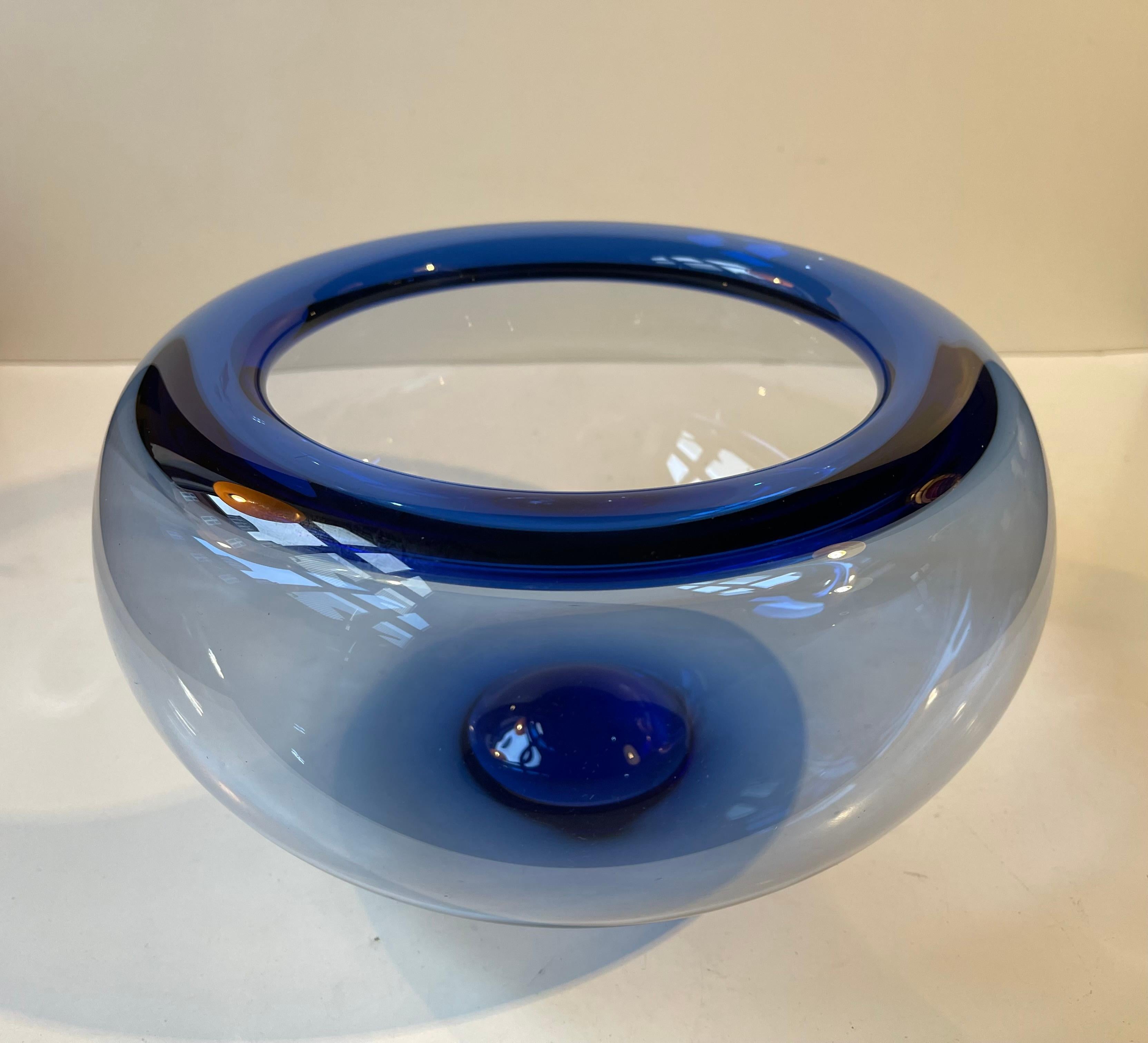 Cuenco danés moderno de cristal azul de Per Lütken para Holmegaard, años 70 finales del siglo XX en venta