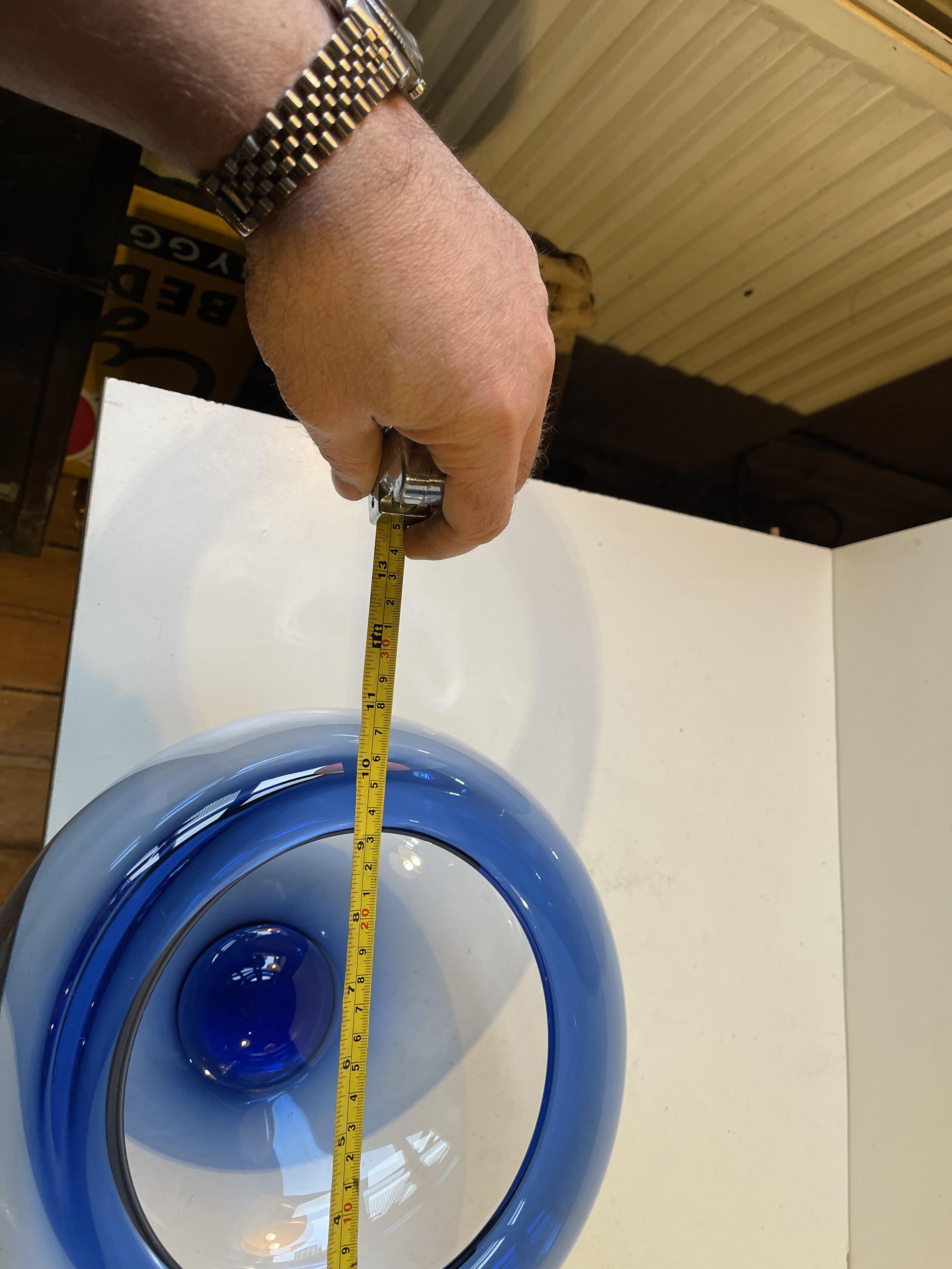 Cuenco danés moderno de cristal azul de Per Lütken para Holmegaard, años 70 Vidrio soplado en venta