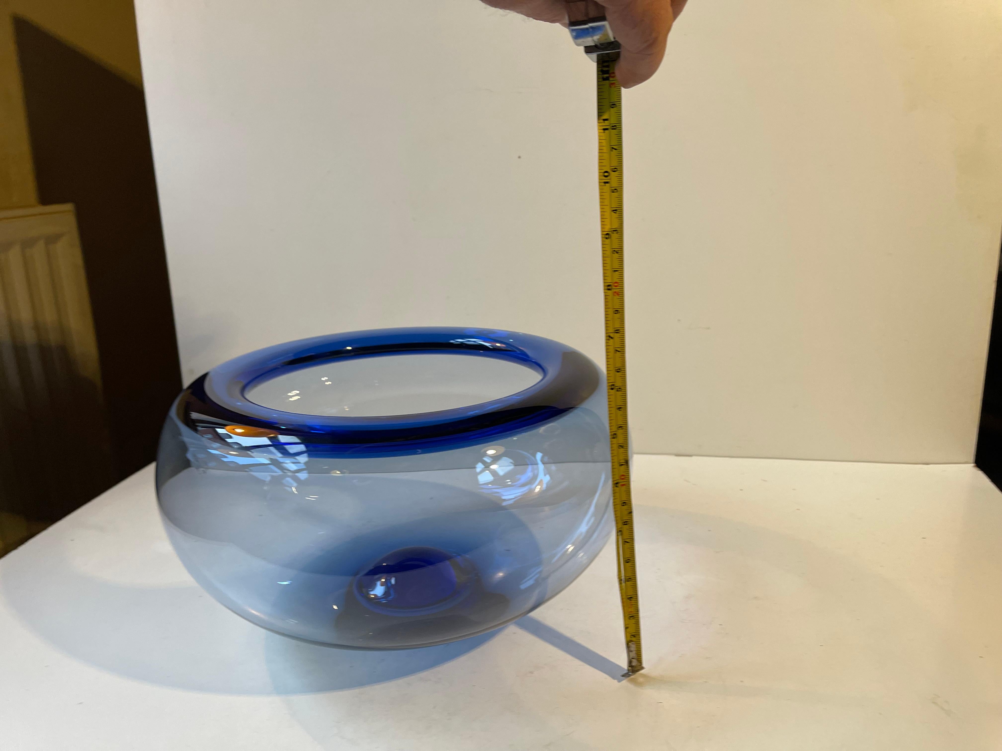 Cuenco danés moderno de cristal azul de Per Lütken para Holmegaard, años 70 en venta 1