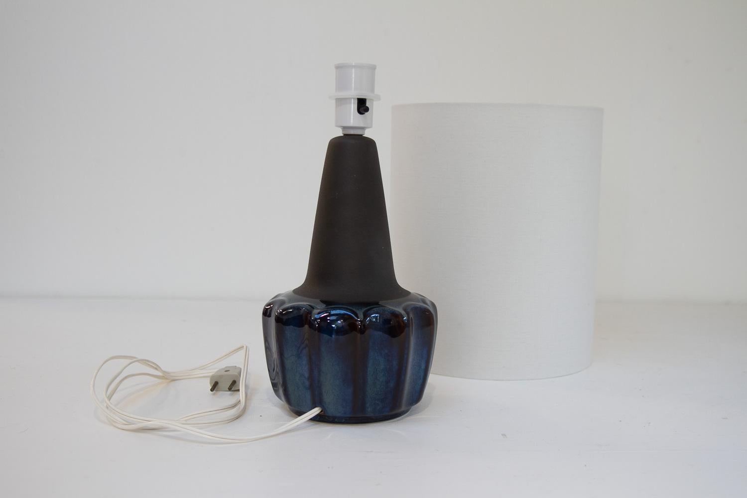 Lámpara de sobremesa danesa moderna de cerámica azul 1051 de Einar Johansen para Søholm, años 60. en venta 8