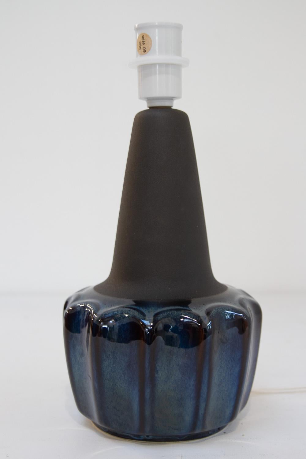 Lámpara de sobremesa danesa moderna de cerámica azul 1051 de Einar Johansen para Søholm, años 60. en venta 10