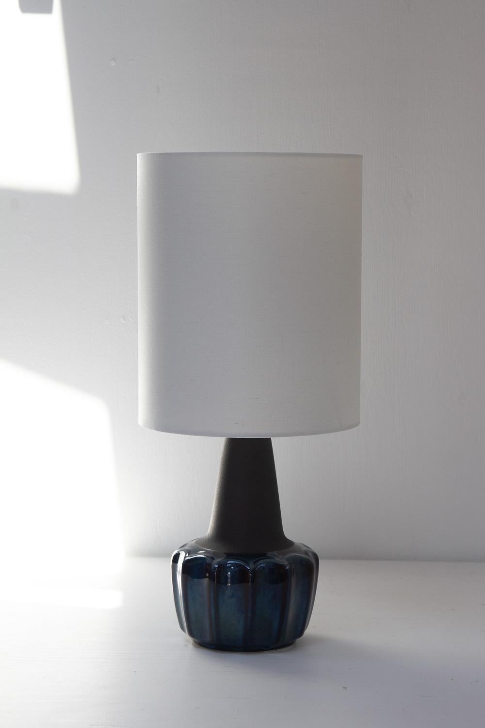 Lámpara de sobremesa de cerámica danesa moderna de Einar Johansen para Søholm, años 60.

Lámpara de sobremesa danesa de cerámica azul, moderna de mediados de siglo, diseñada por Einar Johansen y fabricada por Søholm, Dinamarca. Soholm es una