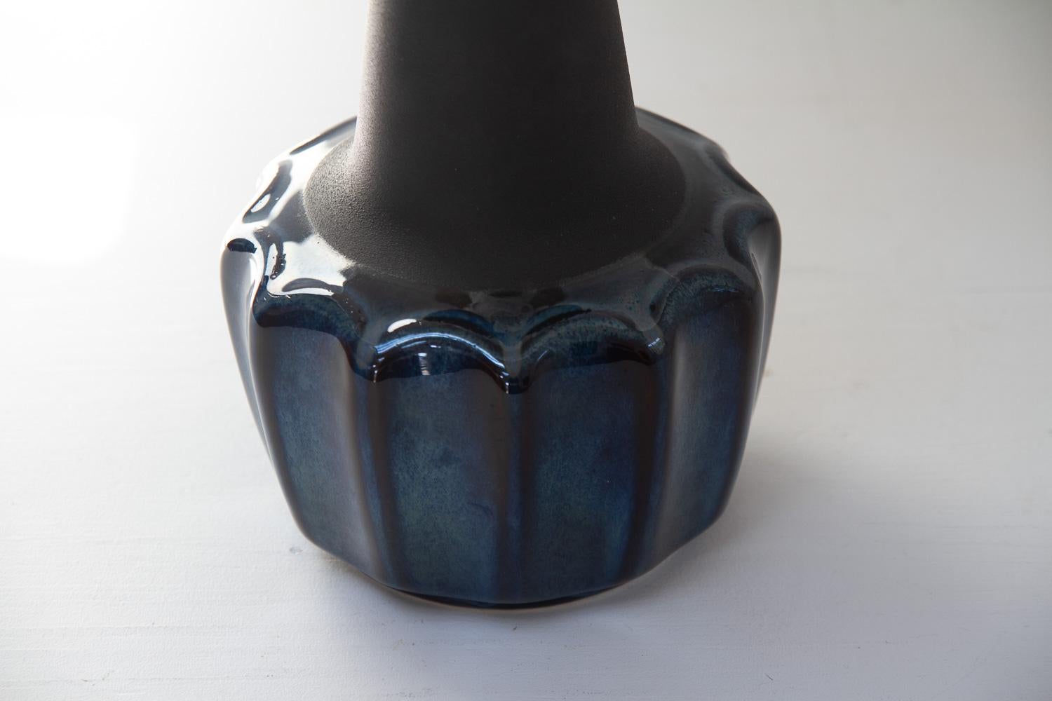 Lámpara de sobremesa danesa moderna de cerámica azul 1051 de Einar Johansen para Søholm, años 60. Moderno de mediados de siglo en venta