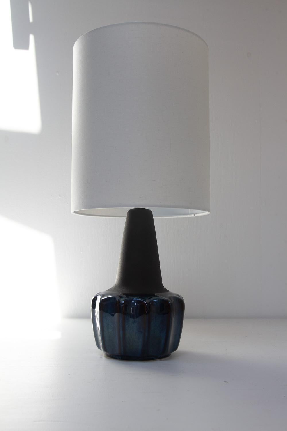 Lámpara de sobremesa danesa moderna de cerámica azul 1051 de Einar Johansen para Søholm, años 60. Danés en venta