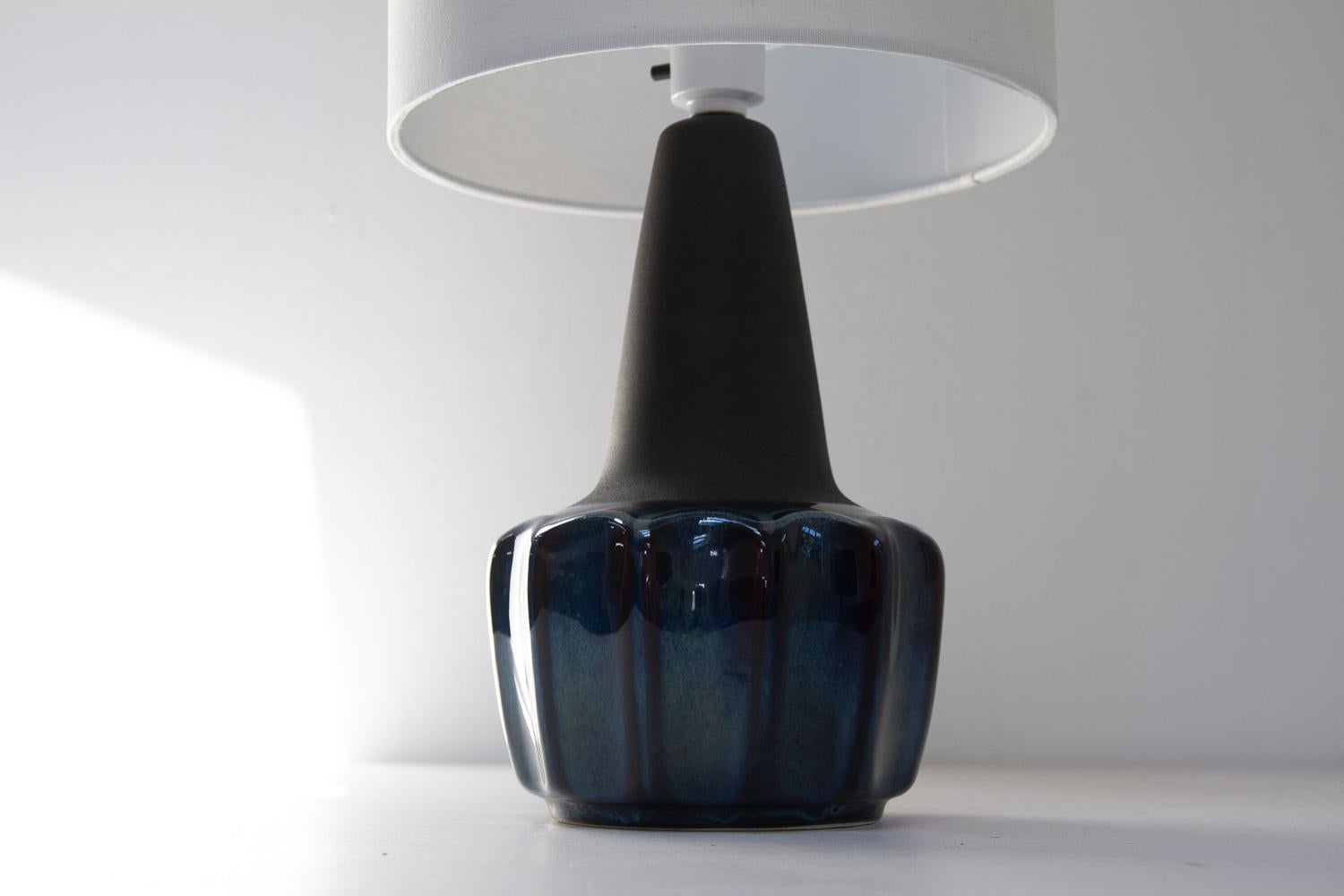 Lámpara de sobremesa danesa moderna de cerámica azul 1051 de Einar Johansen para Søholm, años 60. en Bueno estado para la venta en Asaa, DK