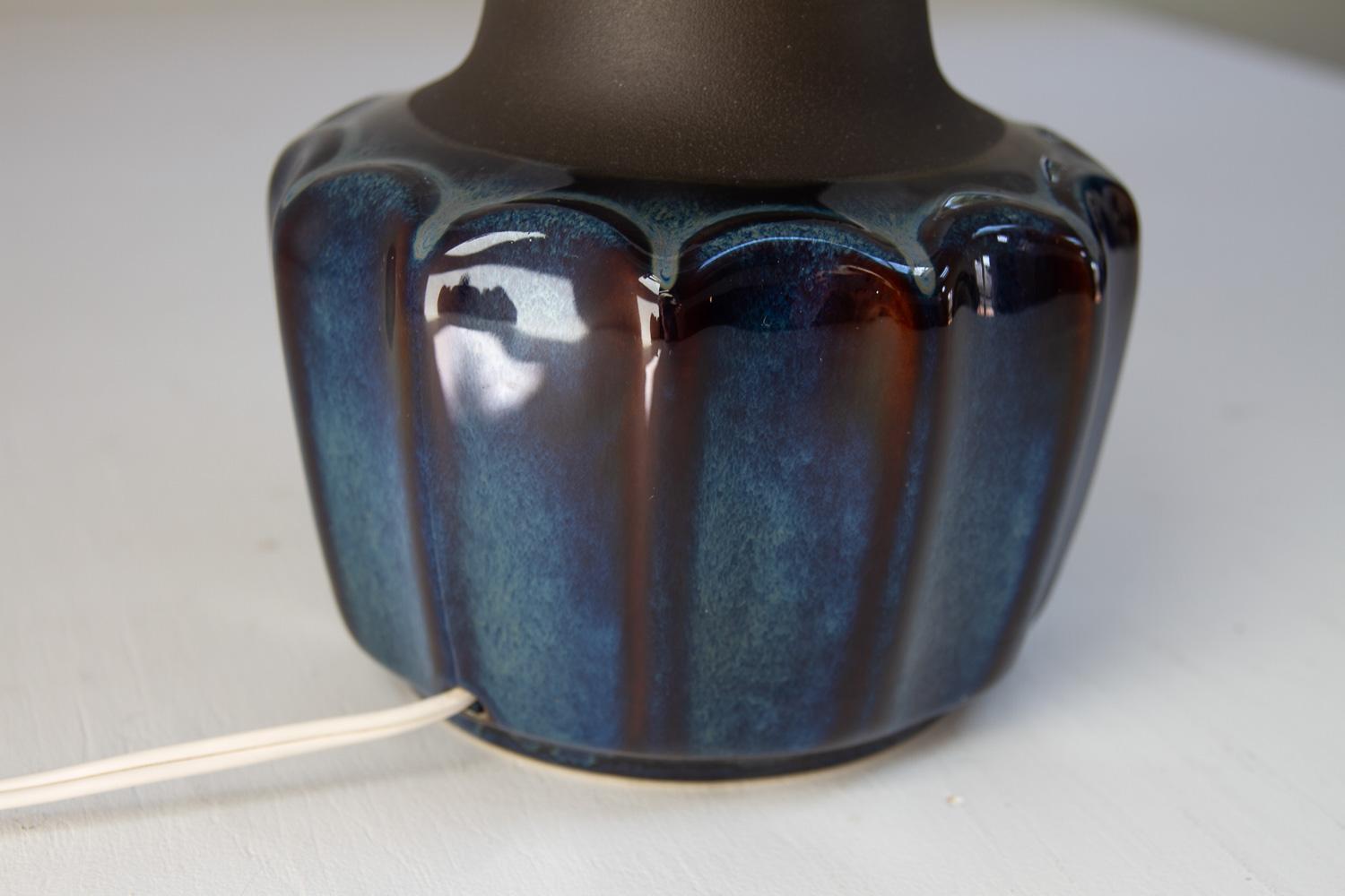 Lámpara de sobremesa danesa moderna de cerámica azul 1051 de Einar Johansen para Søholm, años 60. Cerámico en venta