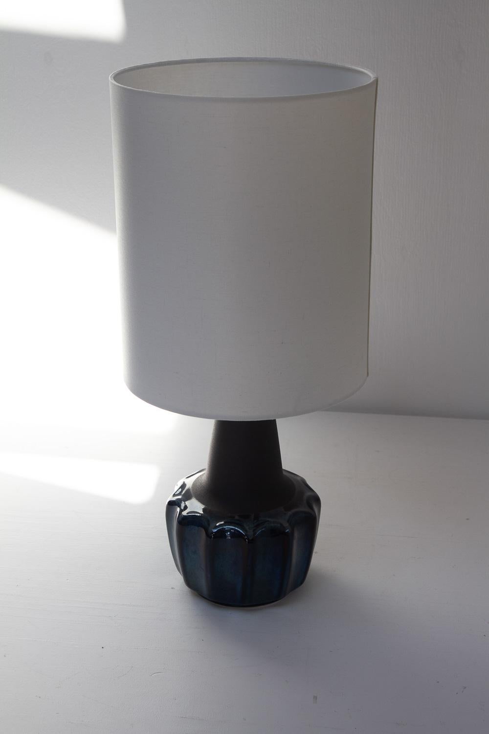 Lámpara de sobremesa danesa moderna de cerámica azul 1051 de Einar Johansen para Søholm, años 60. en venta 1