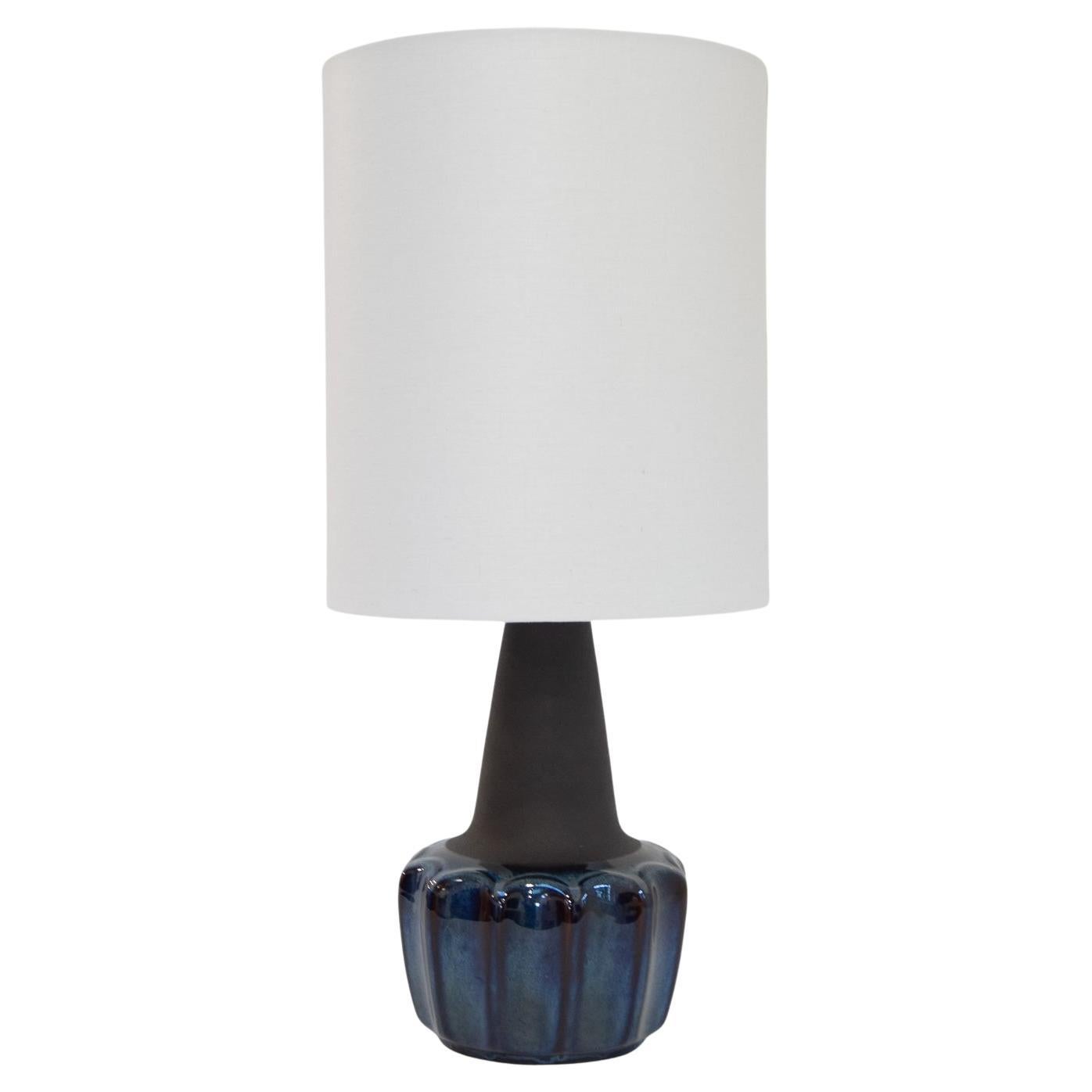 Lámpara de sobremesa danesa moderna de cerámica azul 1051 de Einar Johansen para Søholm, años 60. en venta