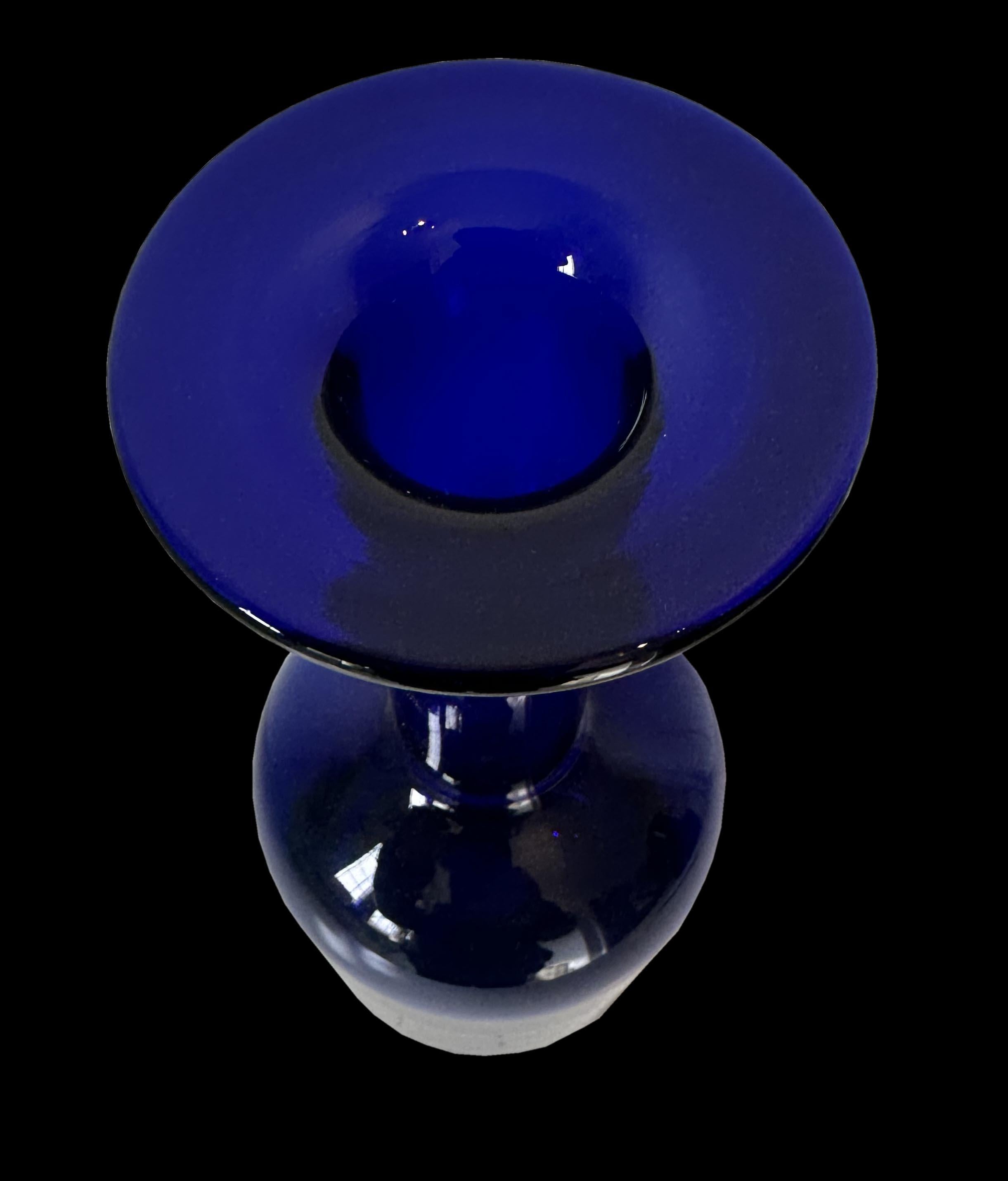 This is a very nice cobalt blue version of the super cool and stylish Gulvase by designer Otto Brauer for Holmegaard, Denmark