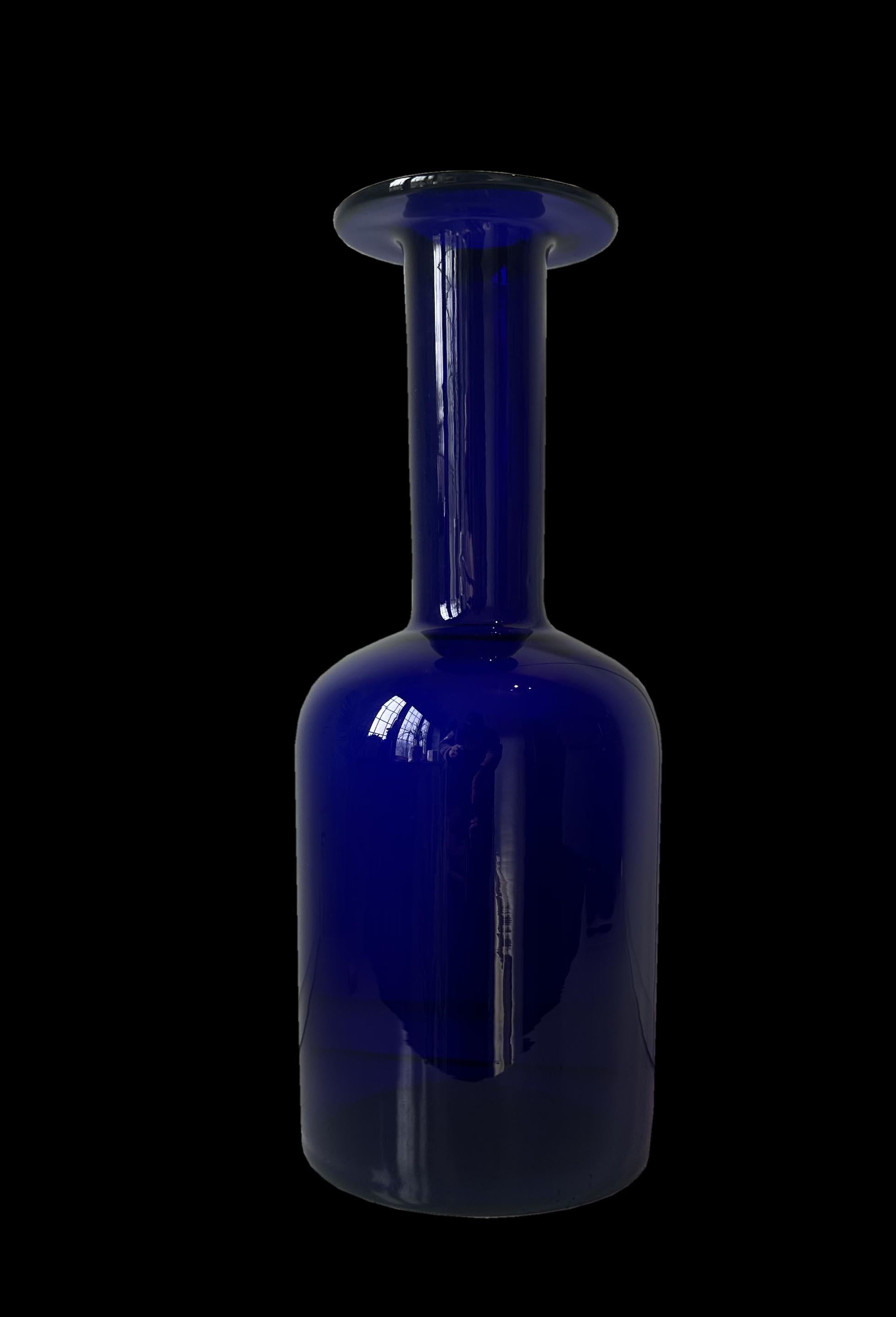 This is a very nice cobalt blue version of the super cool and stylish Gulvase by designer Otto Brauer for Holmegaard, Denmark