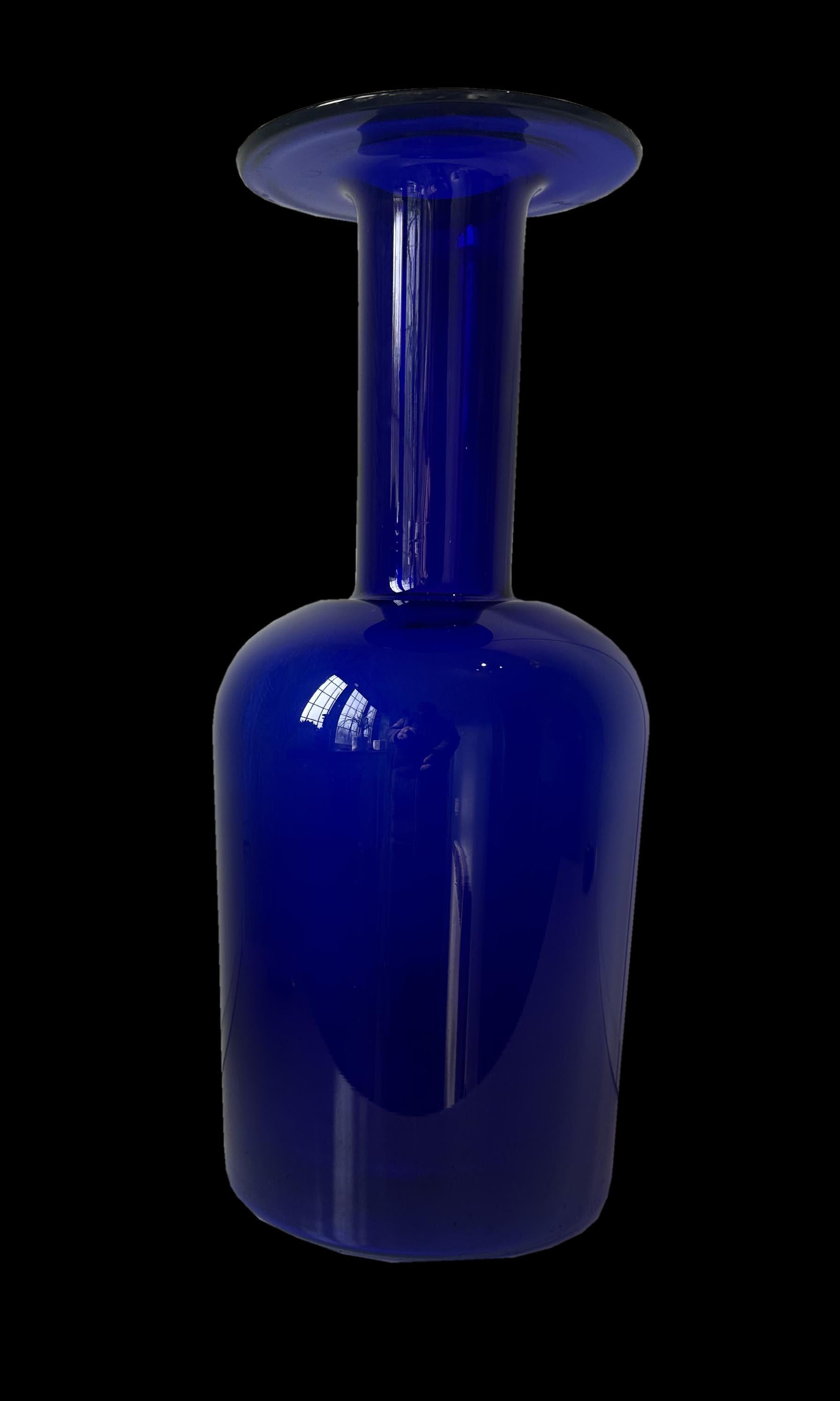 Dies ist eine sehr schöne kobaltblaue Version der super coolen und stilvollen Gulvase von Designer Otto Brauer für Holmegaard, Dänemark