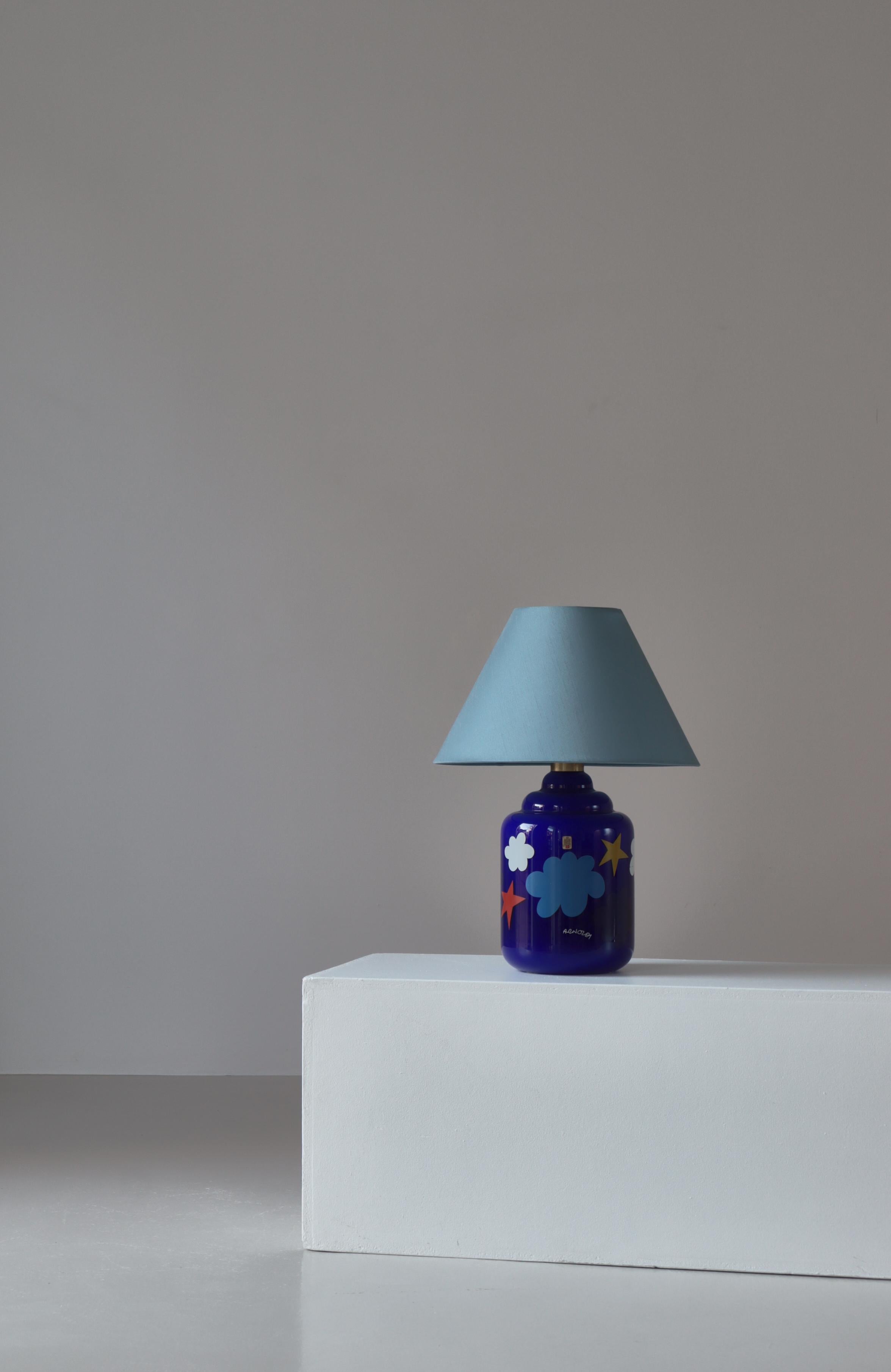 Maravillosa gran lámpara de sobremesa azul de vidrio soplado a mano, diseñada por el artista danés Per Arnoldi en 1975 y fabricada en Holmegaard Glassworks, Dinamarca. Fabricado en número limitado (3000) para celebrar el 150 aniversario de