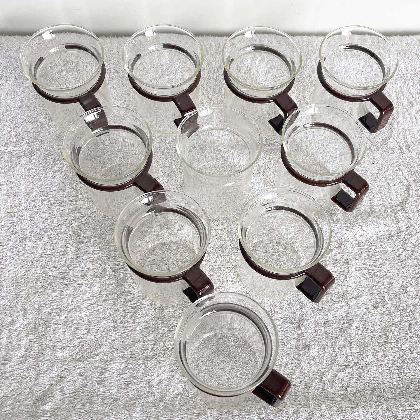 Genießen Sie den Retro-Charme dieses außergewöhnlichen dänisch-modernen Vintage-Kaffeebecher-Sets mit 10 Glasbechern von Bodum. Inspiriert von Captain Picards ikonischem Einsatz in Star Trek, haben diese Tassen einen abnehmbaren Kunststoffgriff zur