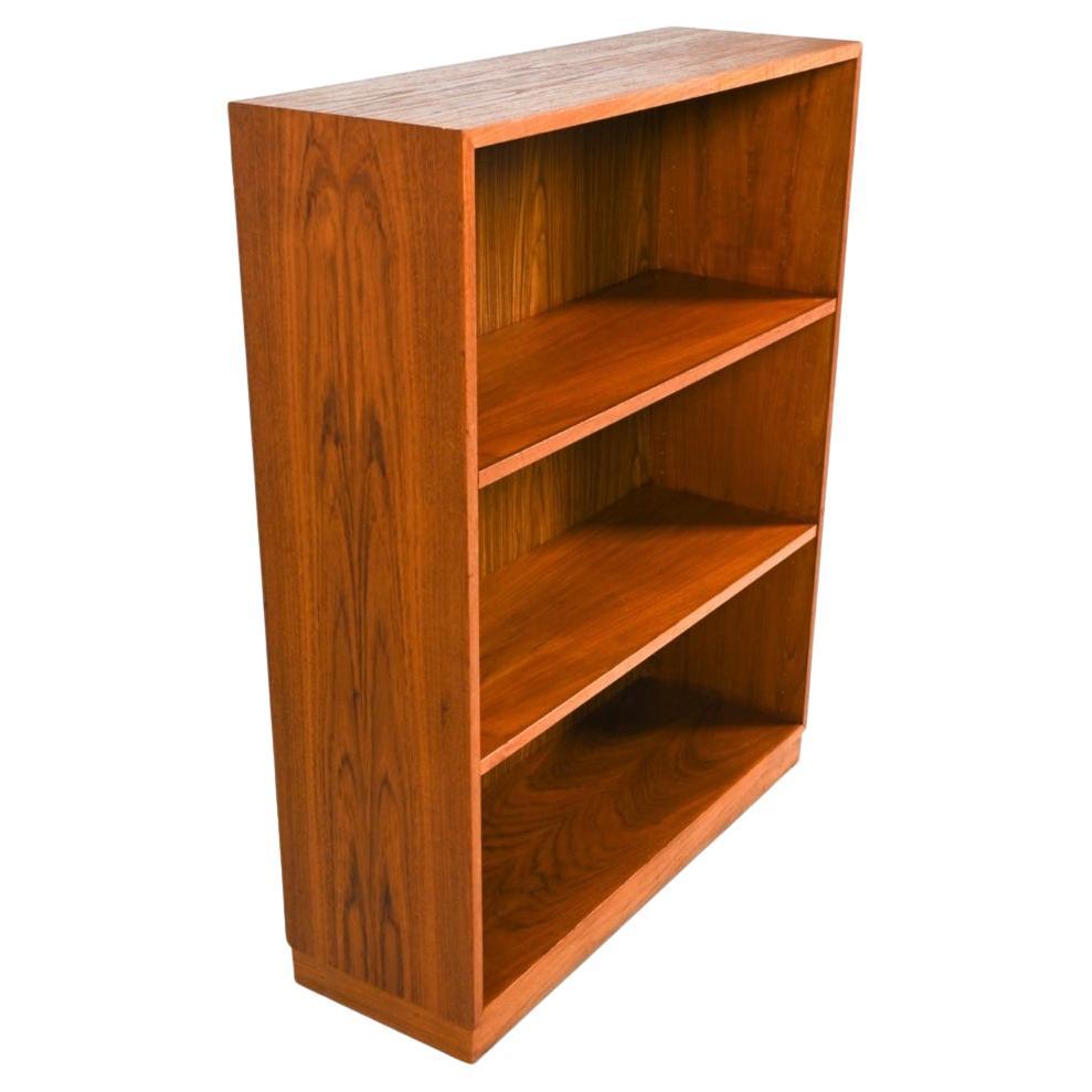 Danish Modern 3 shelf bookcase in teak with adjustable shelves. Nice teak wood grain. Ready for use. Made In Denmark Located in Brooklyn nyc.

Dimensions: H 44
