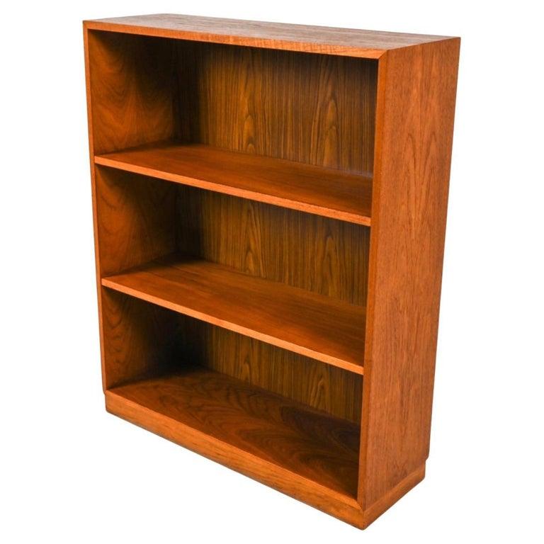Scandinavo moderno Libreria moderna danese in teak con ripiani regolabili in vendita