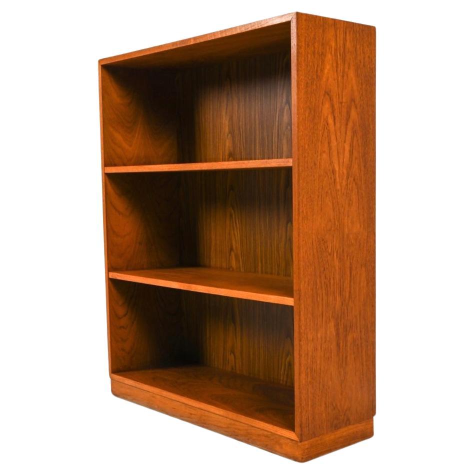 Danish Modern bookcase in teak with adjustable shelves For Sale