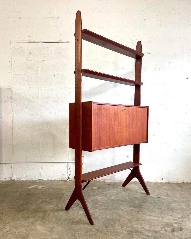 Rara unità scaffale o divisorio indipendente di Arne Hovmand-Olsen con scrivania a scomparsa o mobile bar. 41w 14d 79h