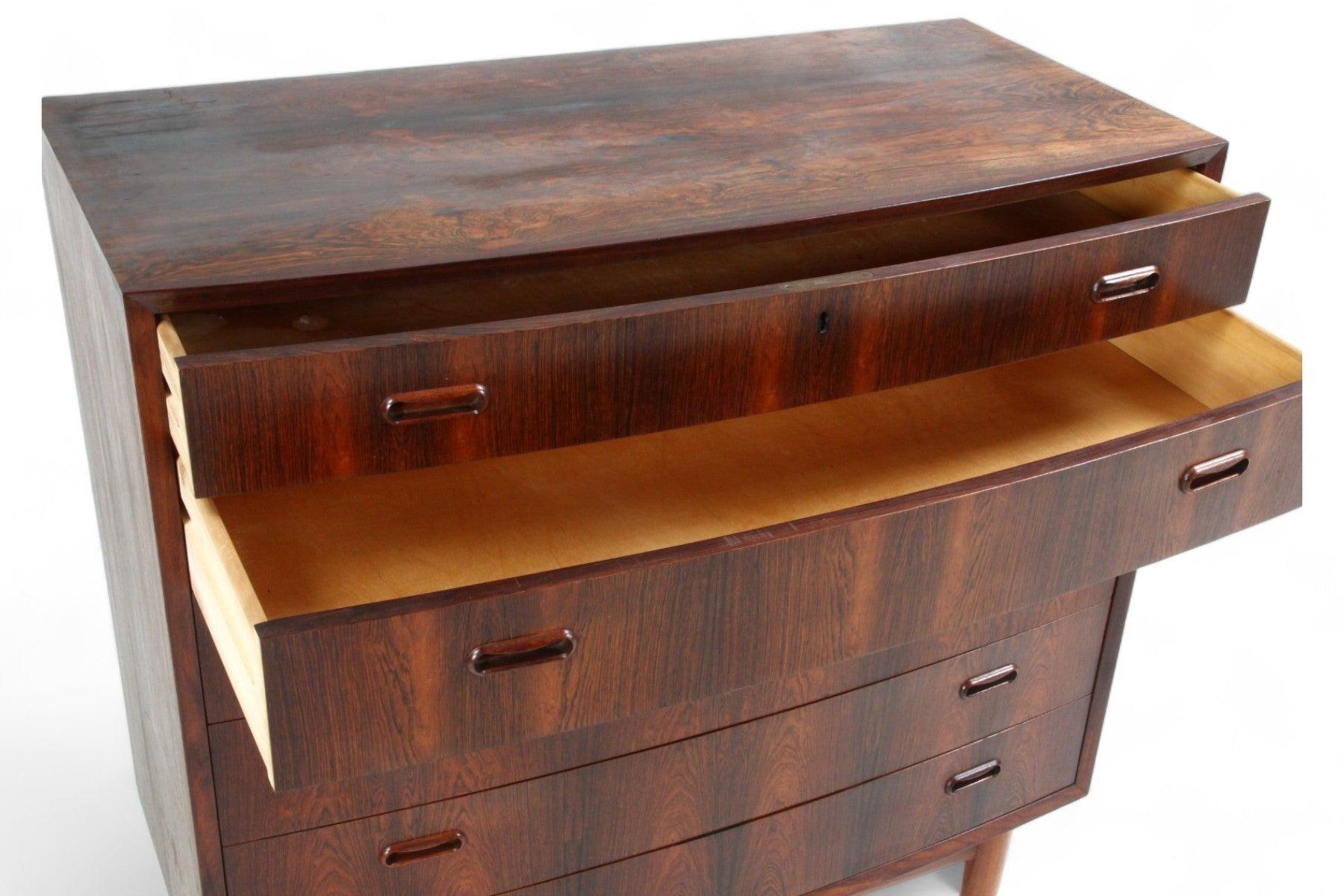 Origine: Danimarca
Progettista: Sconosciuto
Produttore: Sconosciuto
Epoca: anni '60
Materiali: Palissandro
Misure: 39,5″ di larghezza x 18,5″ di profondità x 41″ di altezza