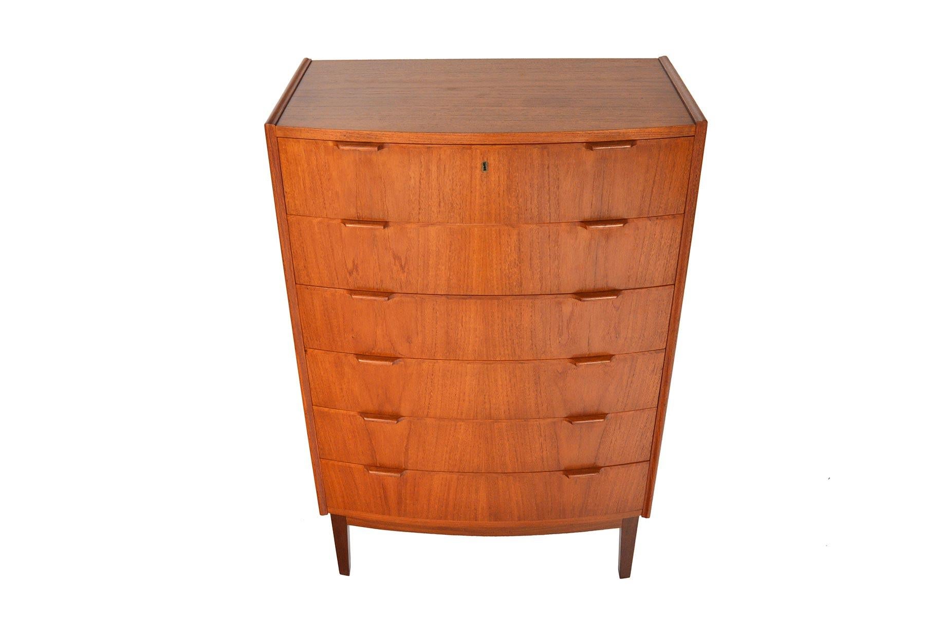 With a robust bow Front Design, this Danish modern teak highboy dresser offers simple lines and traditional form. Two carved pulls line each drawer front. In excellent original condition.

 