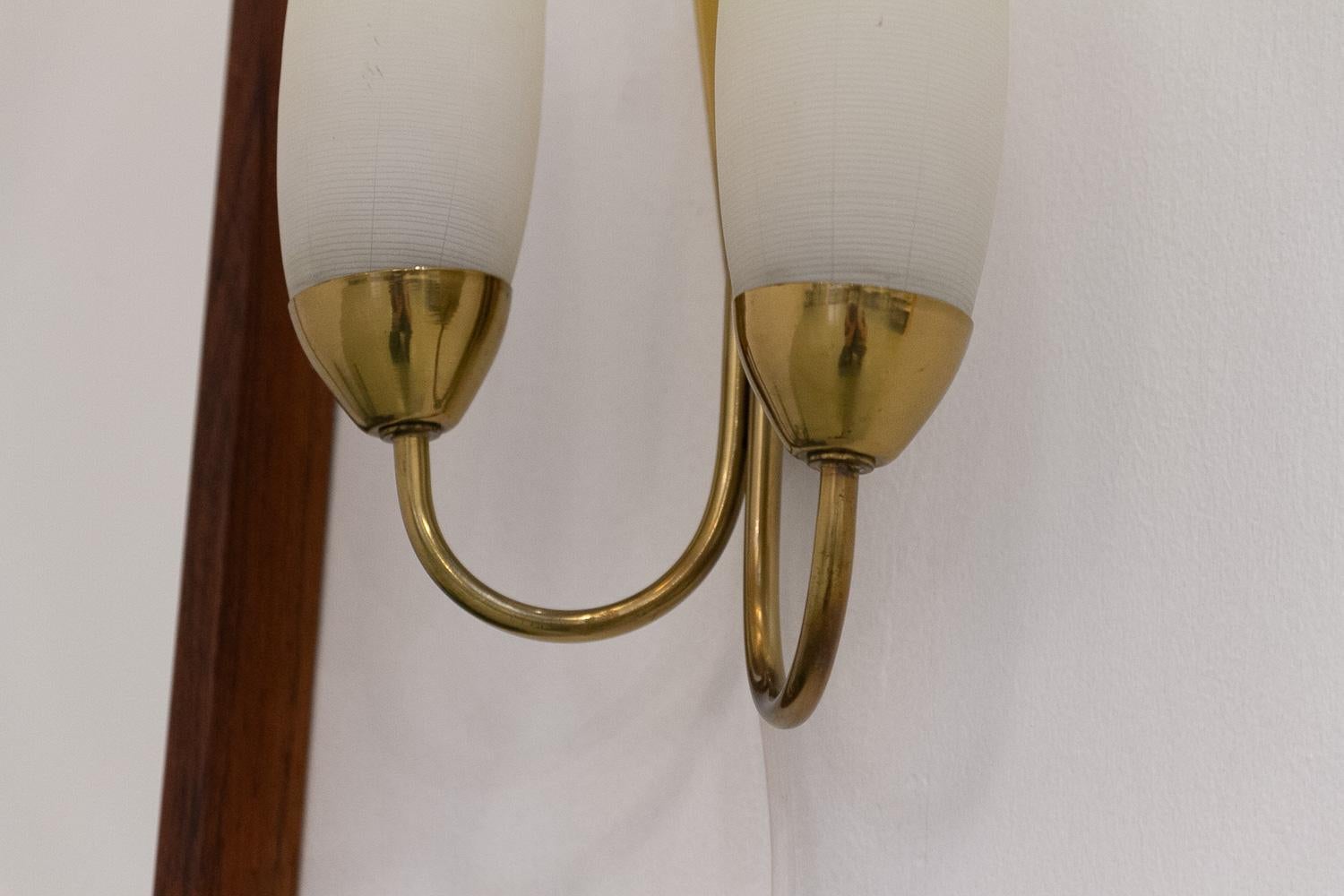 Aplique moderno danés de latón y opalina, años 50 en Bueno estado para la venta en Asaa, DK
