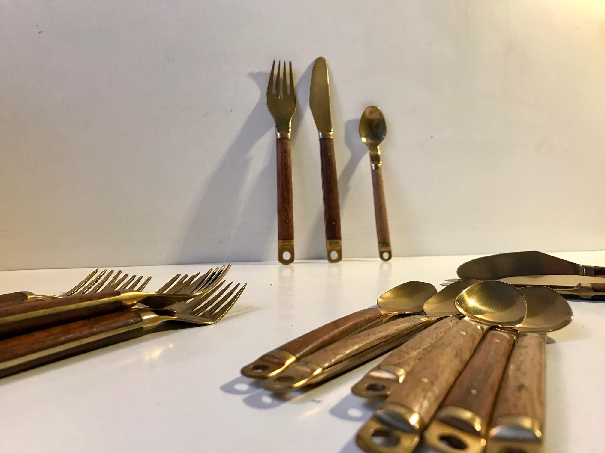 This dining/lunch set by Carl Cohr was manufactured and designed in Denmark in the 1960s. The set consists of 7 knives, 7 forks and 7 dessert spoons . A rather practical feature of the design is the hole to the top of each piece. Length: 20/19/15 cm.