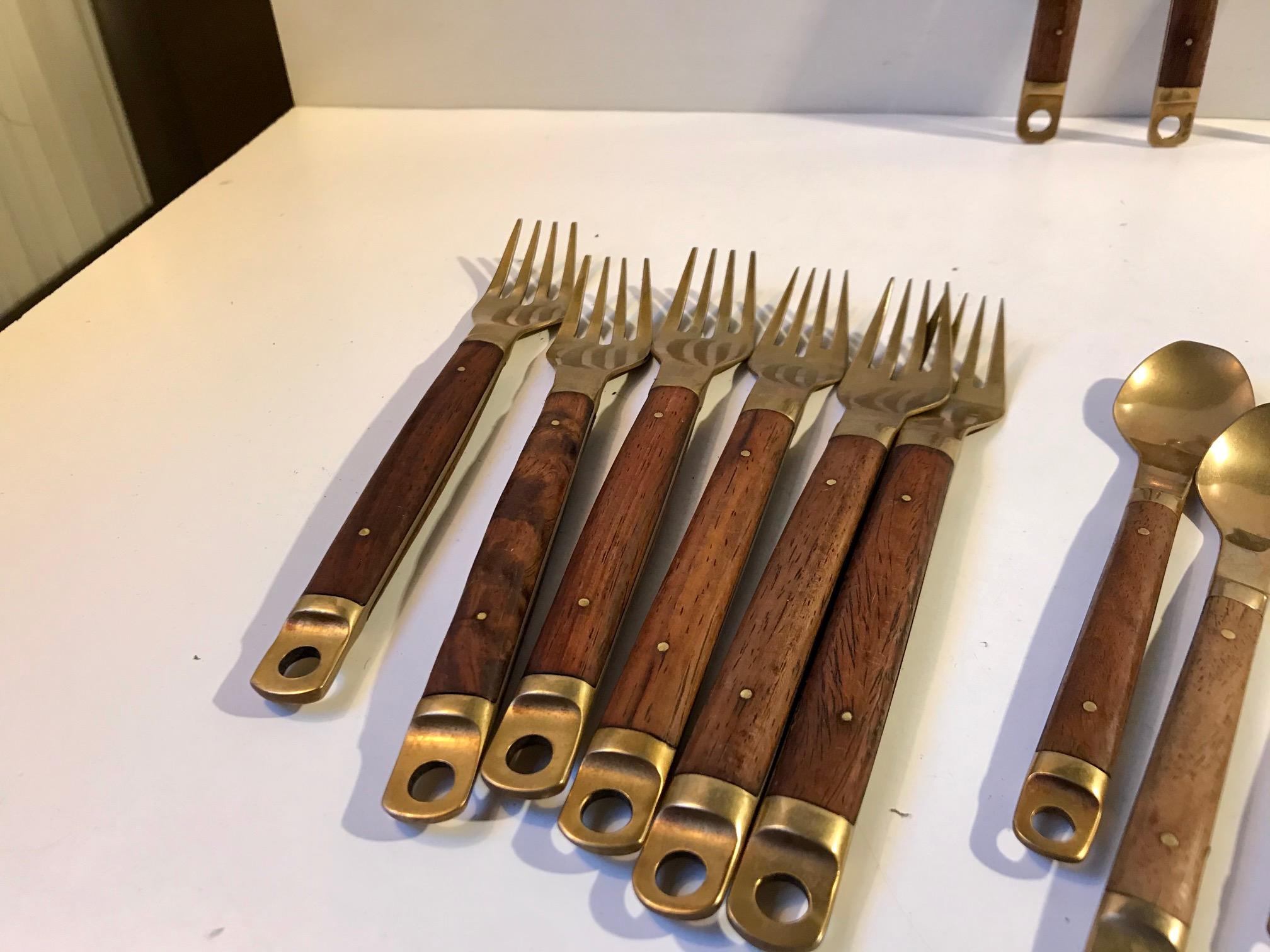 Danois Ensemble de couverts modernes danois en laiton et teck de Carl Cohr, années 1960 en vente