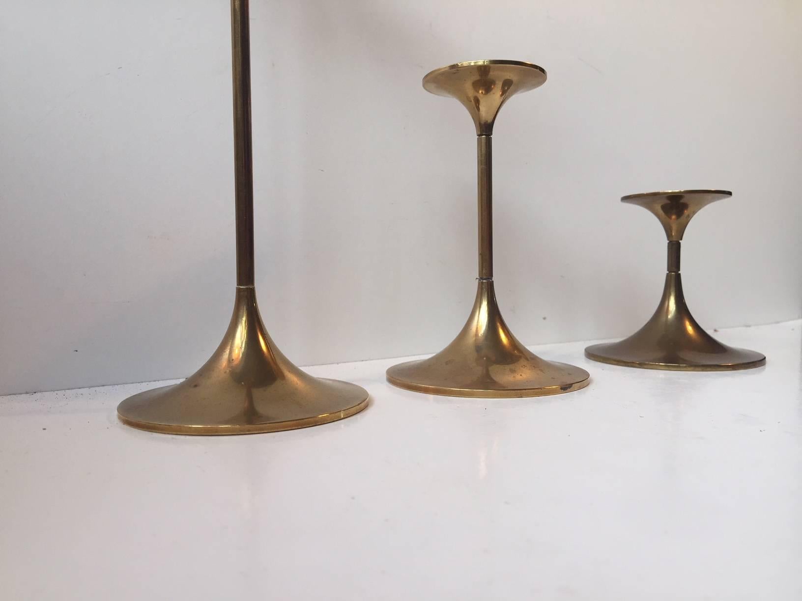 Un ensemble de trois chandeliers en laiton massif conçus par l'architecte Max Bruel. Le modèle s'appelle Hi-Fi et a été fabriqué par Torben Orskov au Danemark dans les années 1960. Ces chandeliers minimalistes sont dotés d'articulations dévissables
