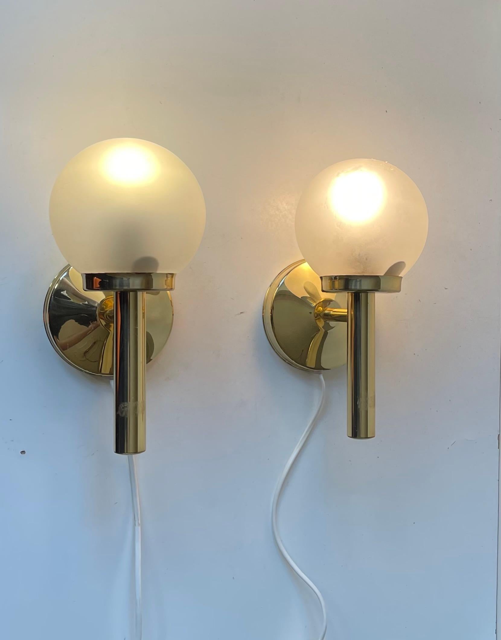 Apliques modernos daneses de latón y cristal esmerilado de Abo Metalkunst, años 70 Escandinavo moderno en venta