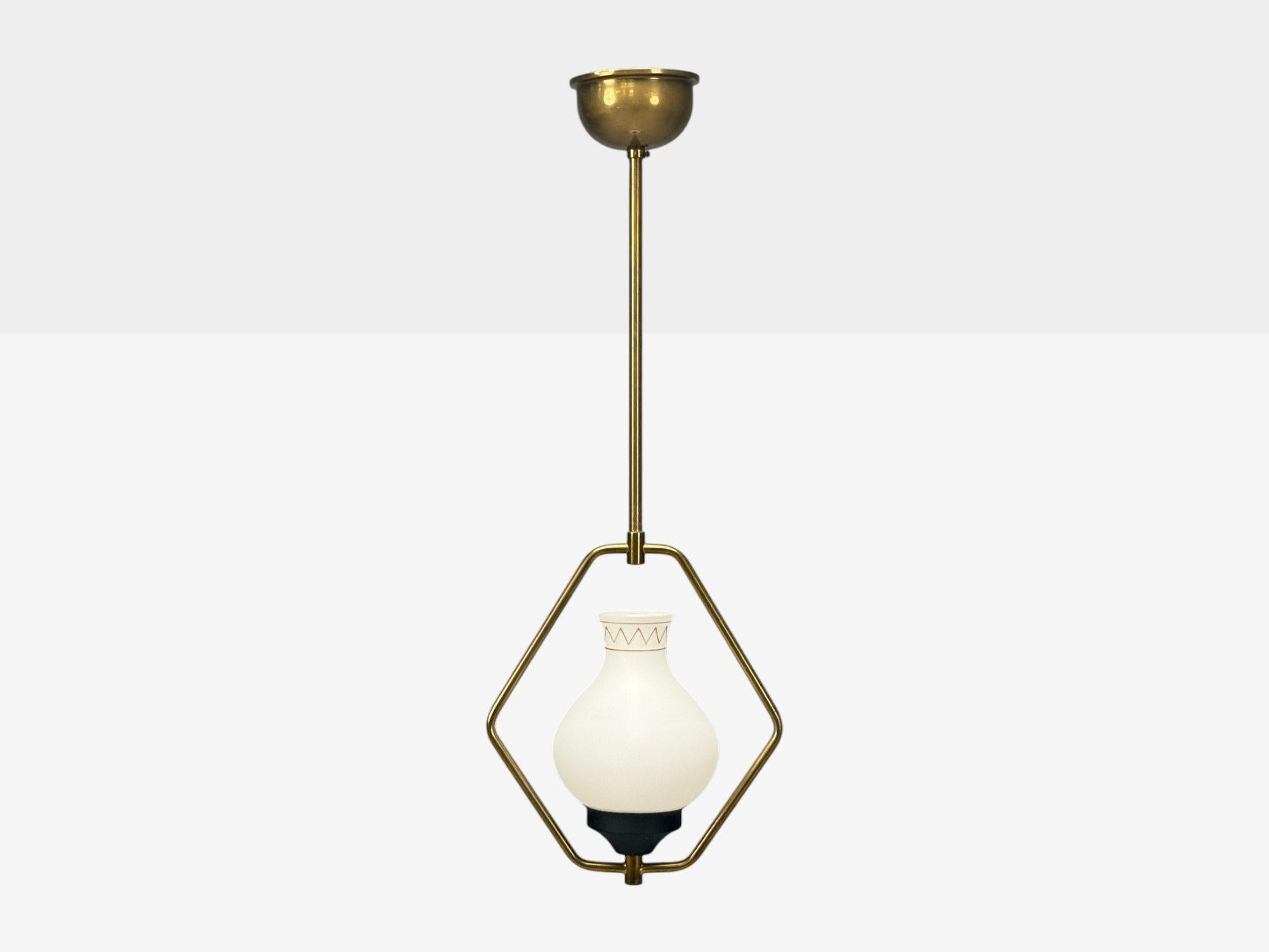Lampe suspendue danoise moderne du milieu du siècle, en laiton et en verre, Danemark, années 1960

Une lampe suspendue unique en verre et en laiton, conçue et produite au Danemark au milieu du XXe siècle. Cet exemple présente un baldaquin en laiton