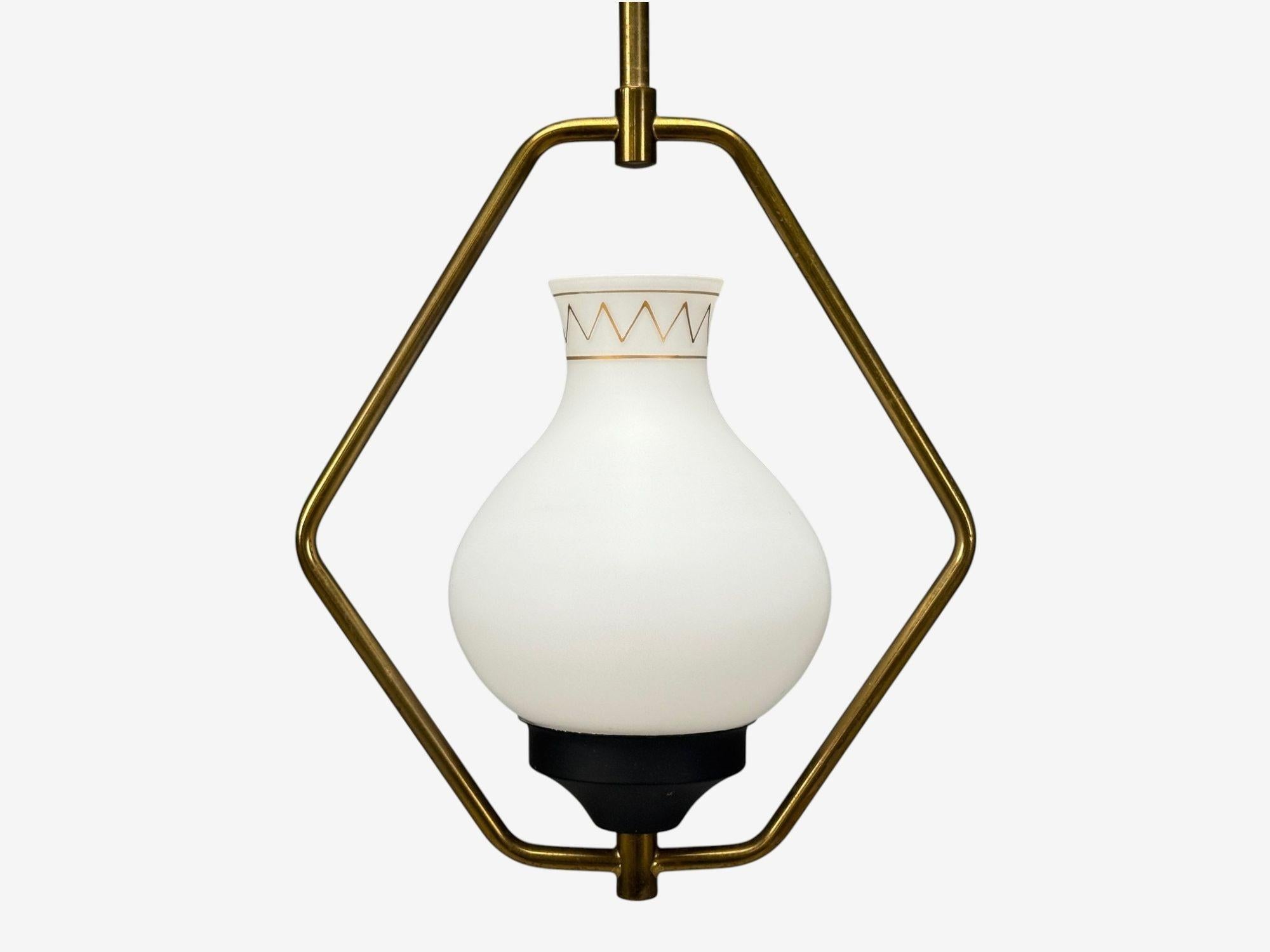 Moderne danois, laiton, verre, lampe suspendue, Danemark, années 1960 Bon état - En vente à Manhasset, NY