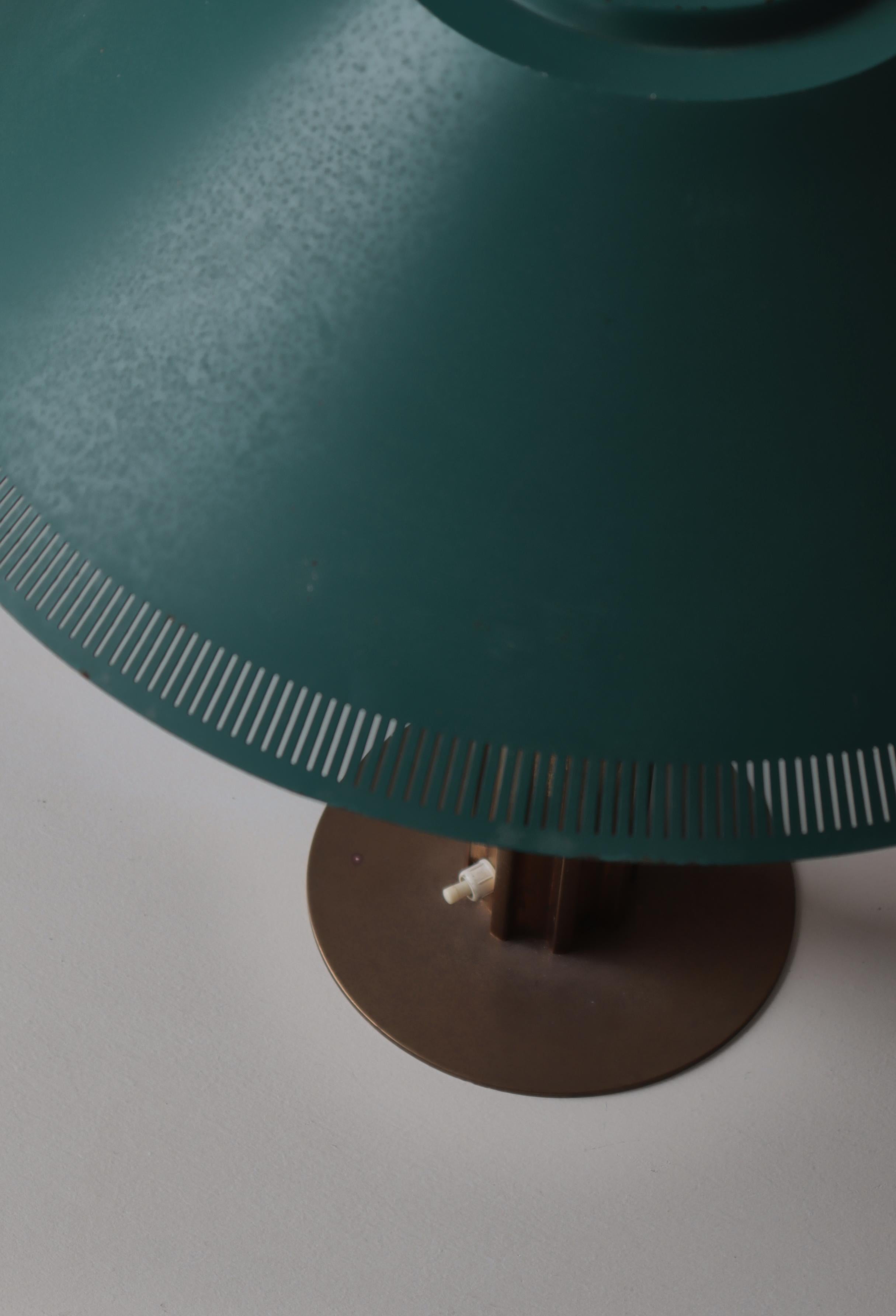 Lampe de table danoise moderne en laiton et verre par Bent Karlby pour LYFA, années 1950 en vente 3