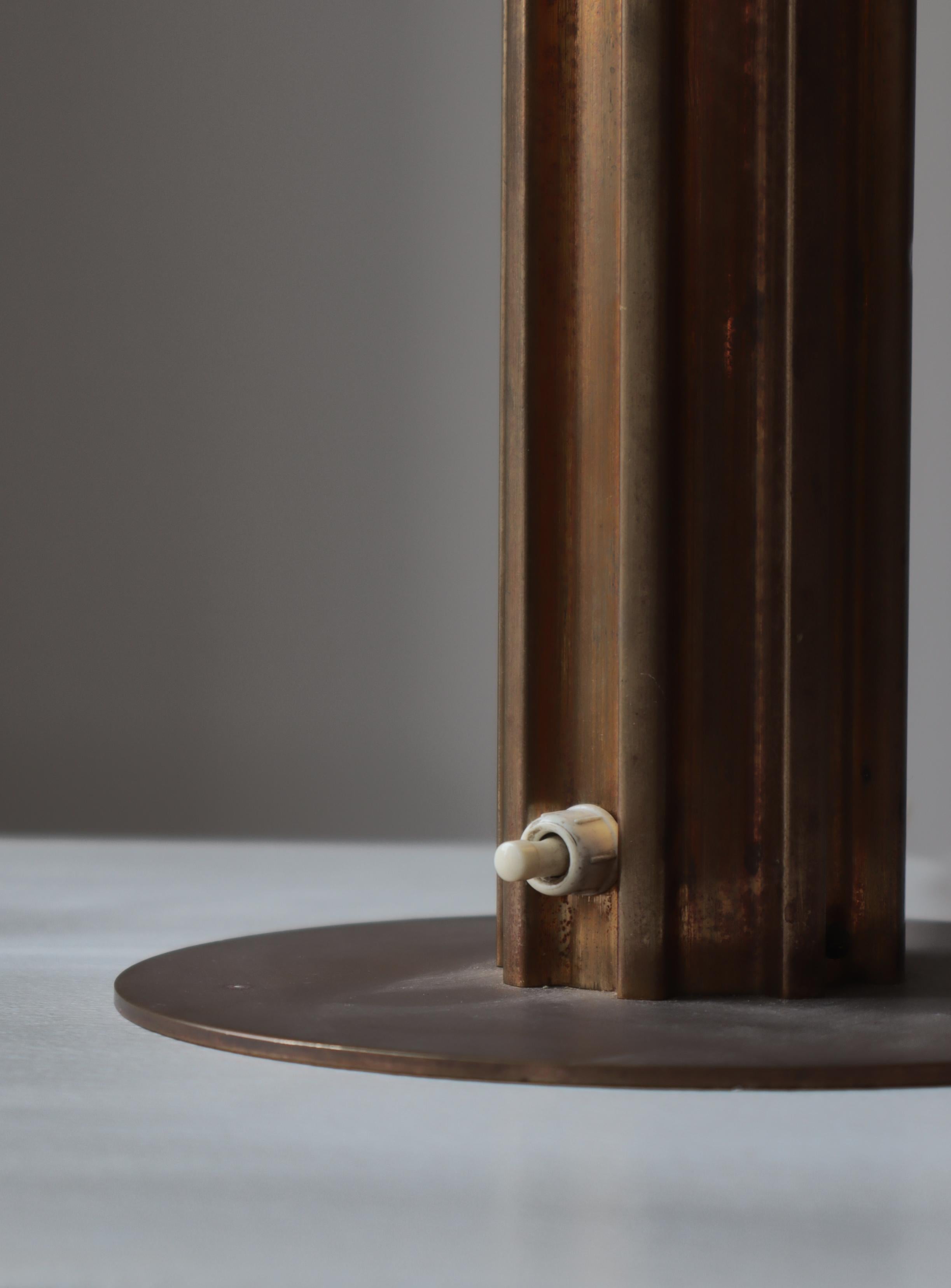 Lampe de table danoise moderne en laiton et verre par Bent Karlby pour LYFA, années 1950 en vente 4