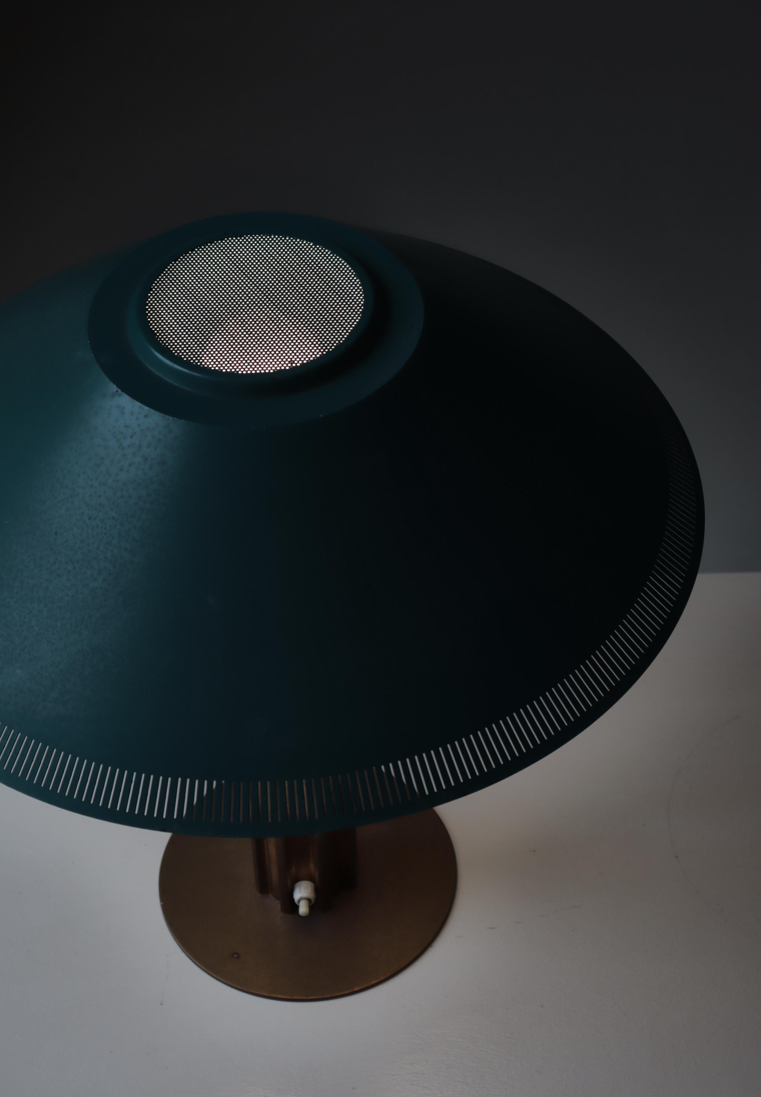 Lampe de table danoise moderne en laiton et verre par Bent Karlby pour LYFA, années 1950 en vente 6