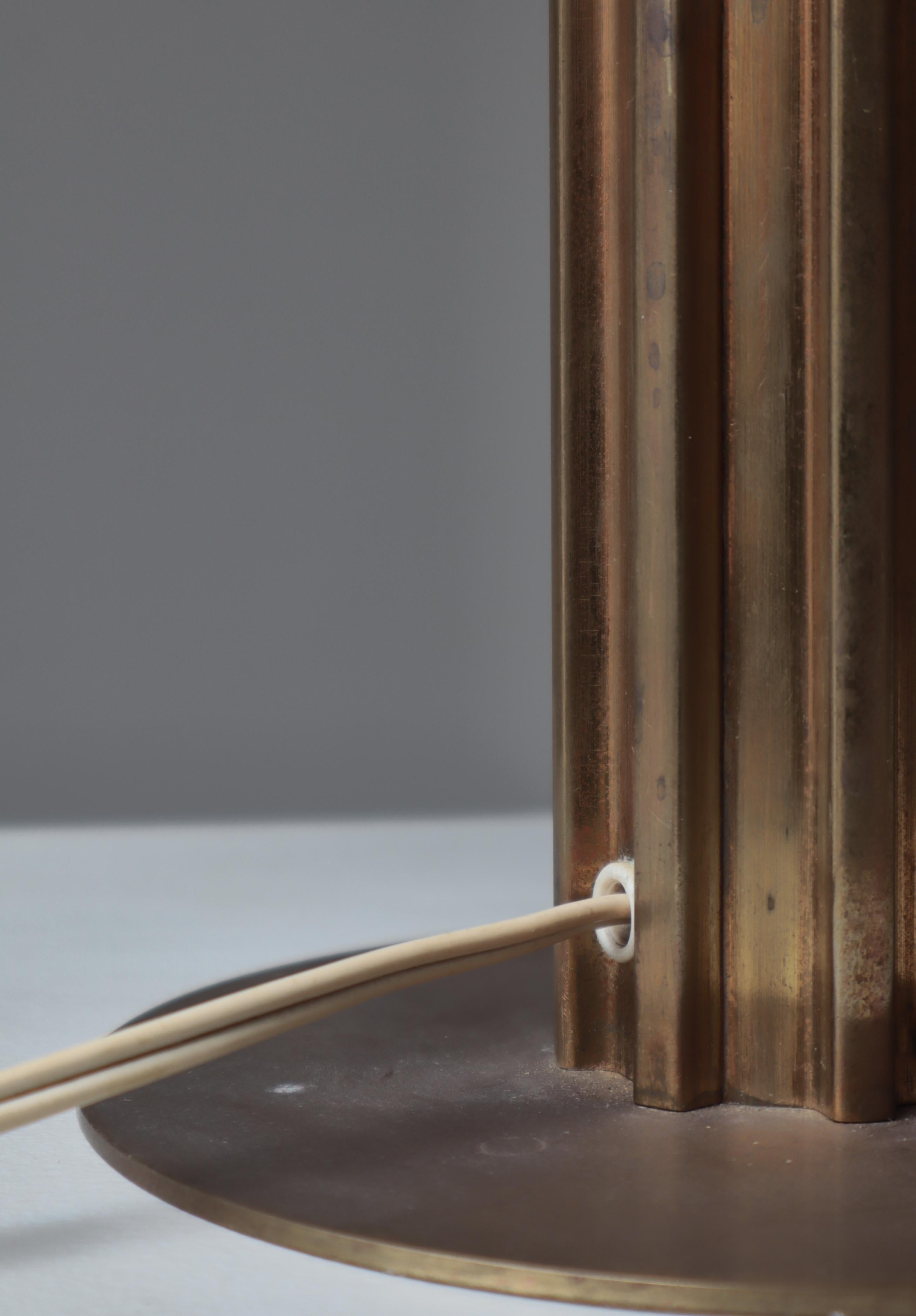 Lampe de table danoise moderne en laiton et verre par Bent Karlby pour LYFA, années 1950 en vente 9