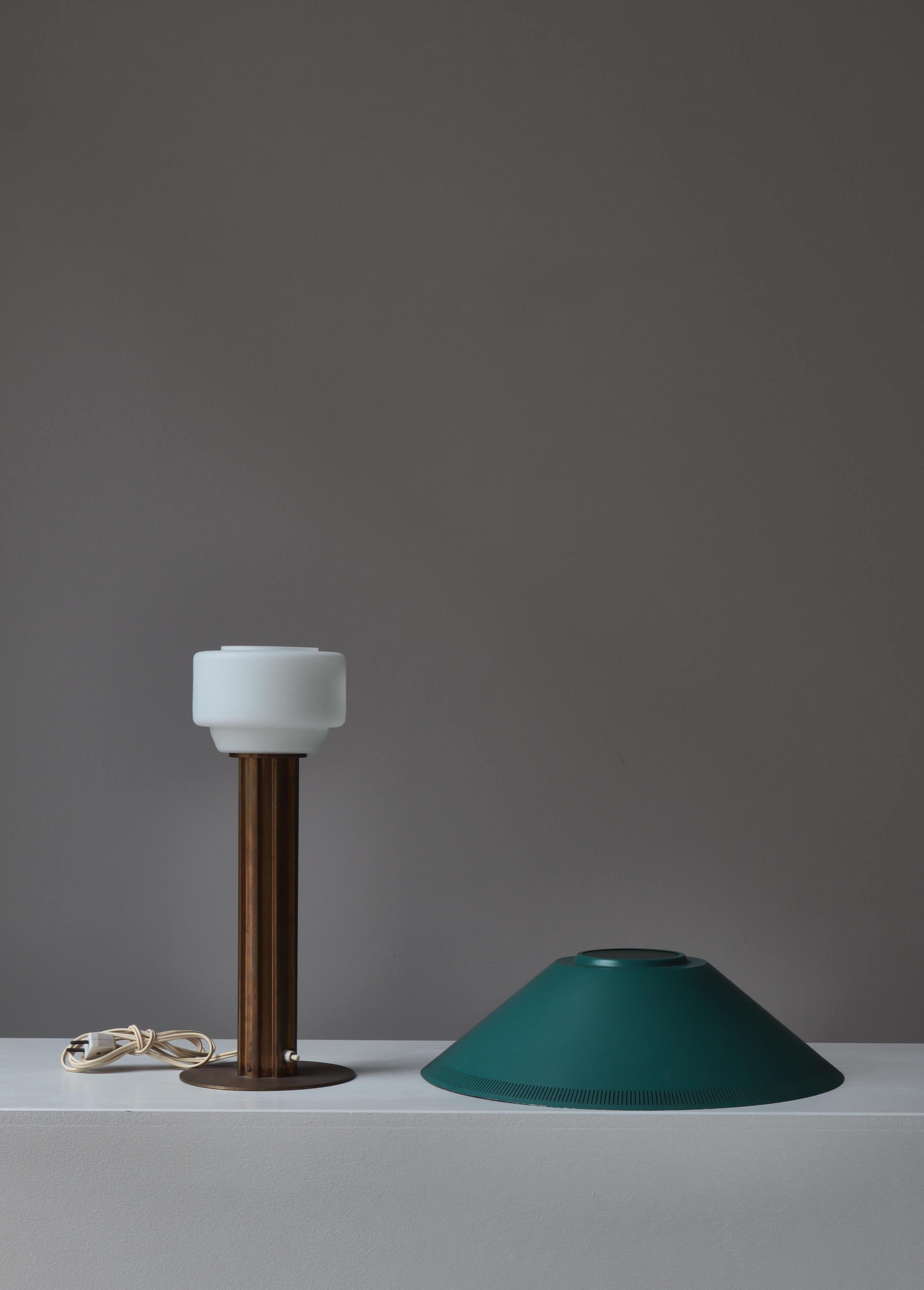Lampe de table danoise moderne en laiton et verre par Bent Karlby pour LYFA, années 1950 en vente 11